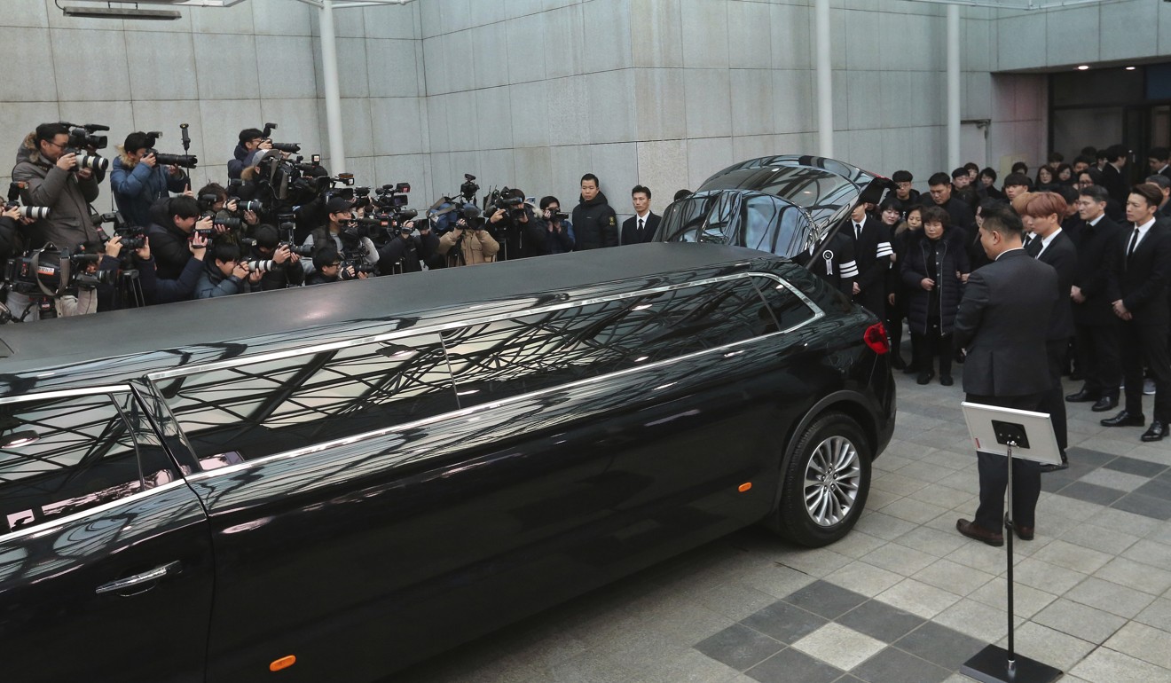 Hundreds Of Tearful Fans Weep As Coffin Of K Pop Star Jonghyun Is Taken From Hospital To Funeral 3500