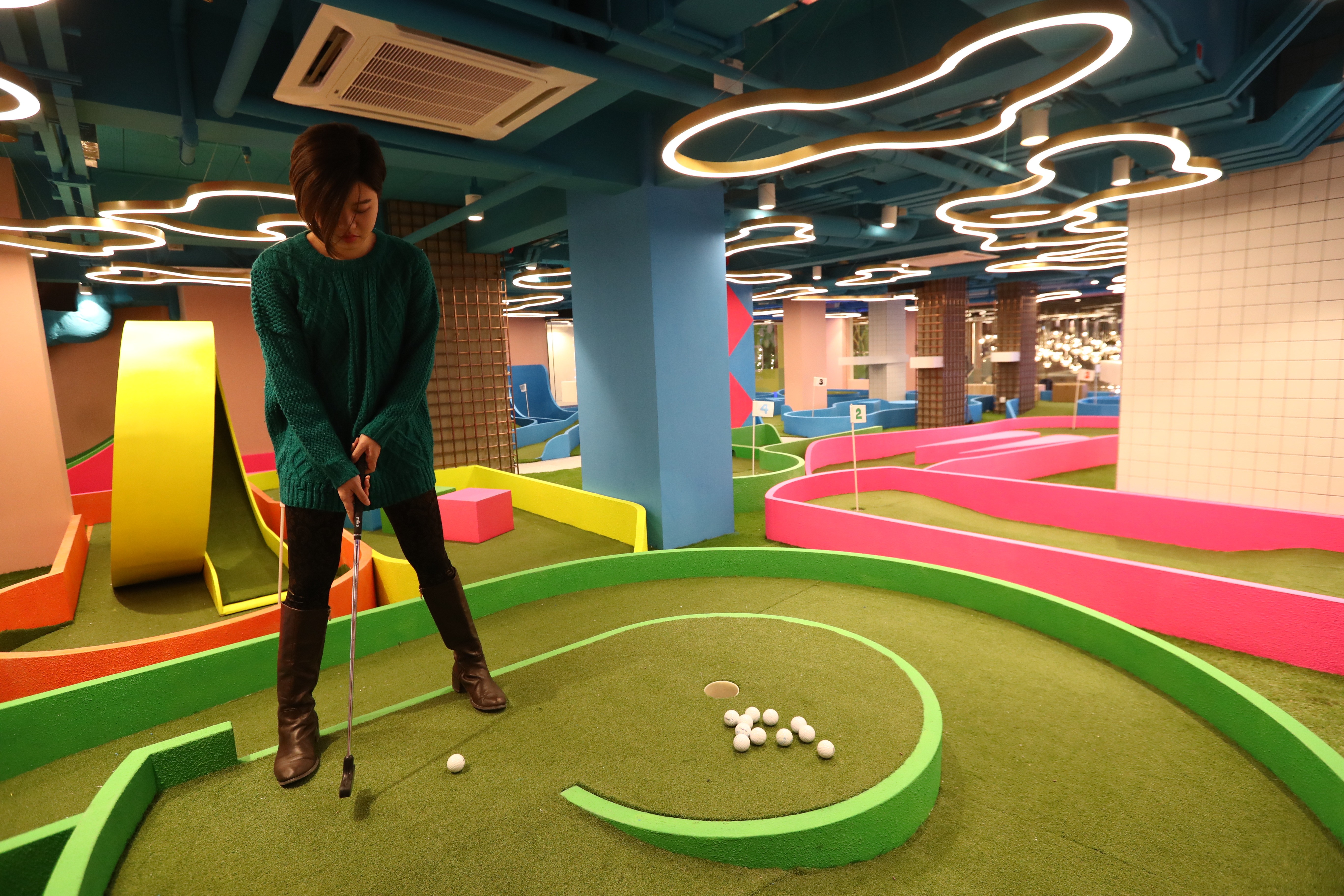 The start-up Strokes has opened Hong Kong’s first mini-golf course inside a restaurant, in Fashion Walk, in Causeway Bay. Photo: Nora Tam