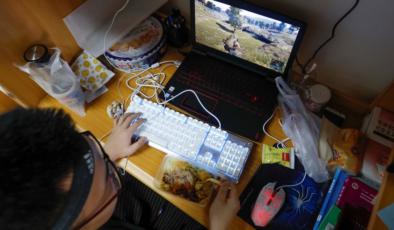 A Chinese student majoring in e-sports and management, eats lunch as he practises in his dormitory room in Chengdu, Sichuan province. Photo: Reuters