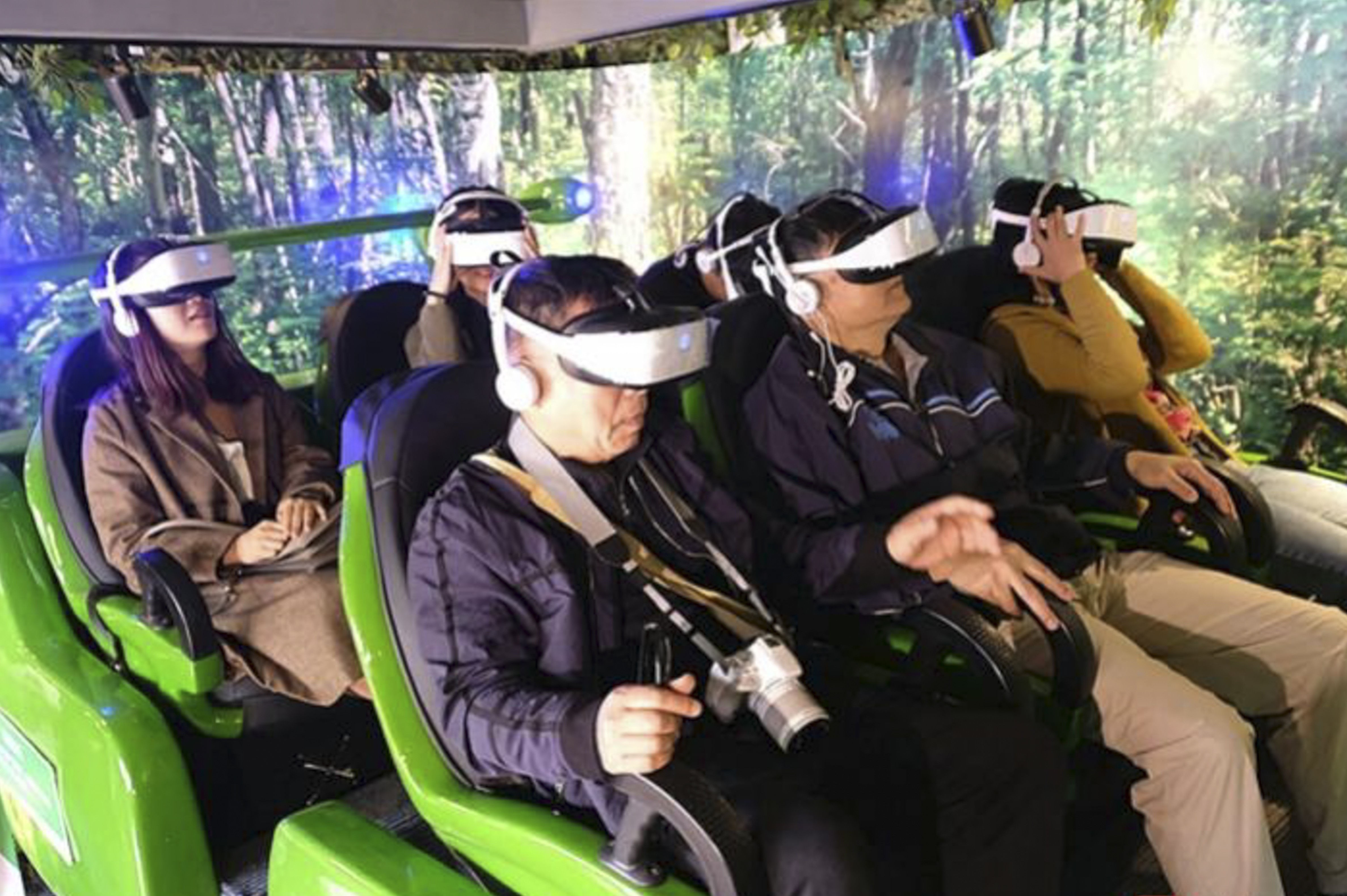 People interact with animals using virtual reality headsets at Guangzhou Zoo. Photo: Southern Metropolis News