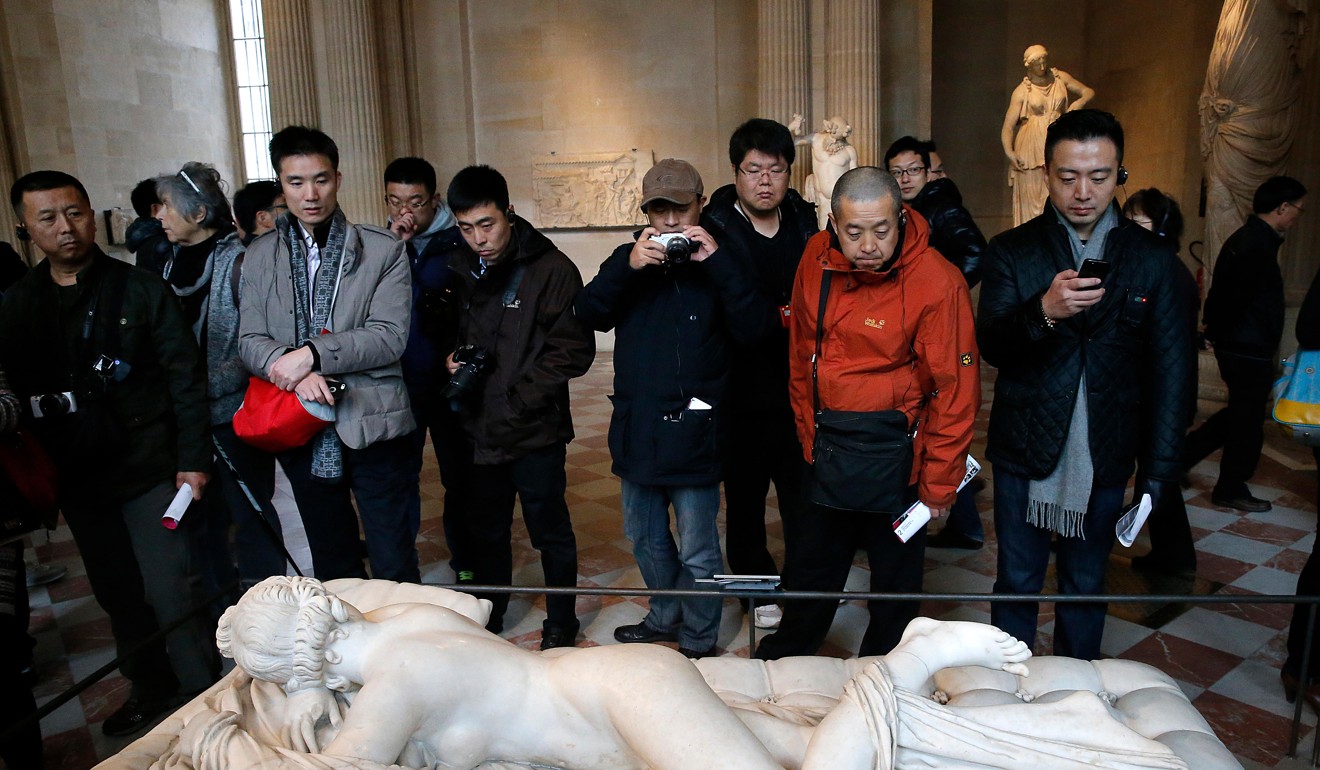 Chinese tourists in the Louvre Museum. Paris. Photo: Alamy