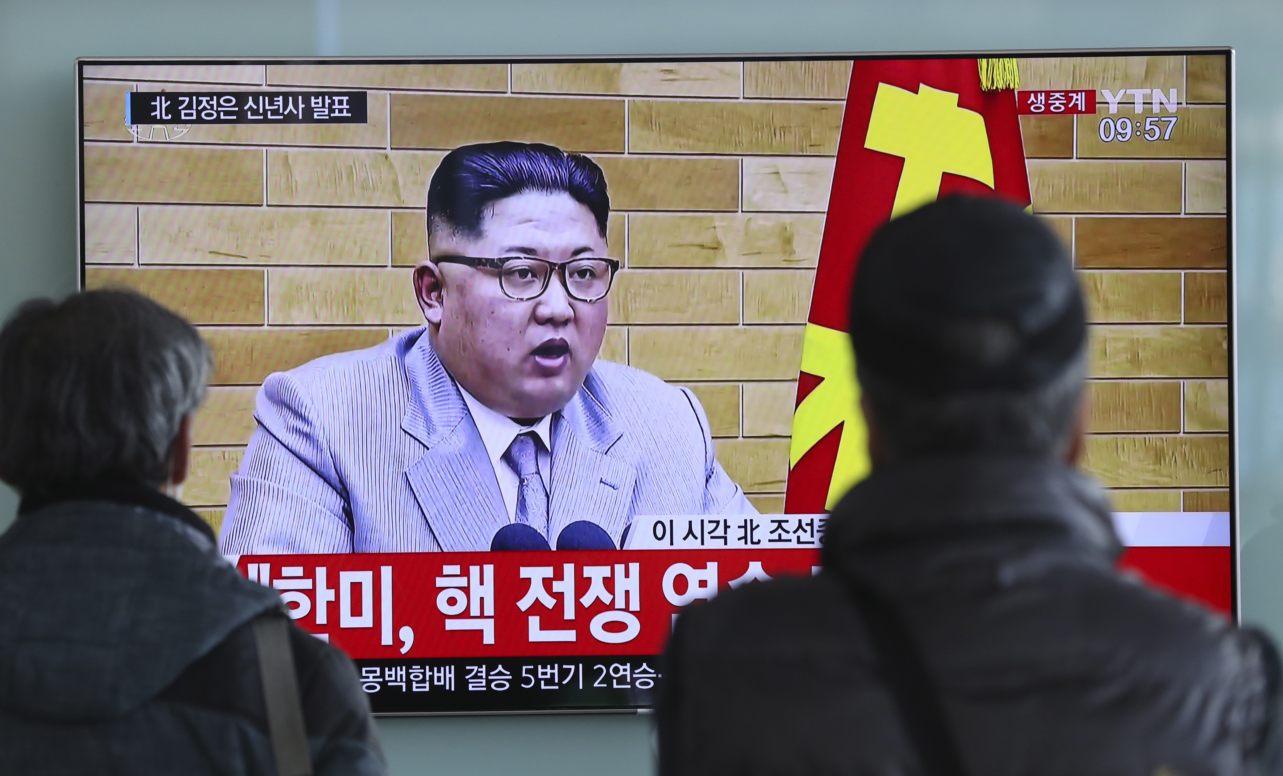Commuters stop to watch a TV news programme showing North Korean leader Kim Jong-un’s New Year address, at the Seoul Railway Station on January 1. Photo: AP