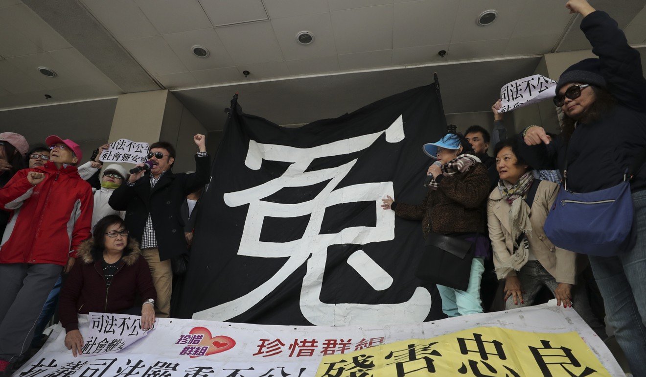 Members of the Alliance in Support of Police Force appear outside the Eastern Court in support of retired police superintendent Frankly Chu King-wai. Photo: Winson Wong