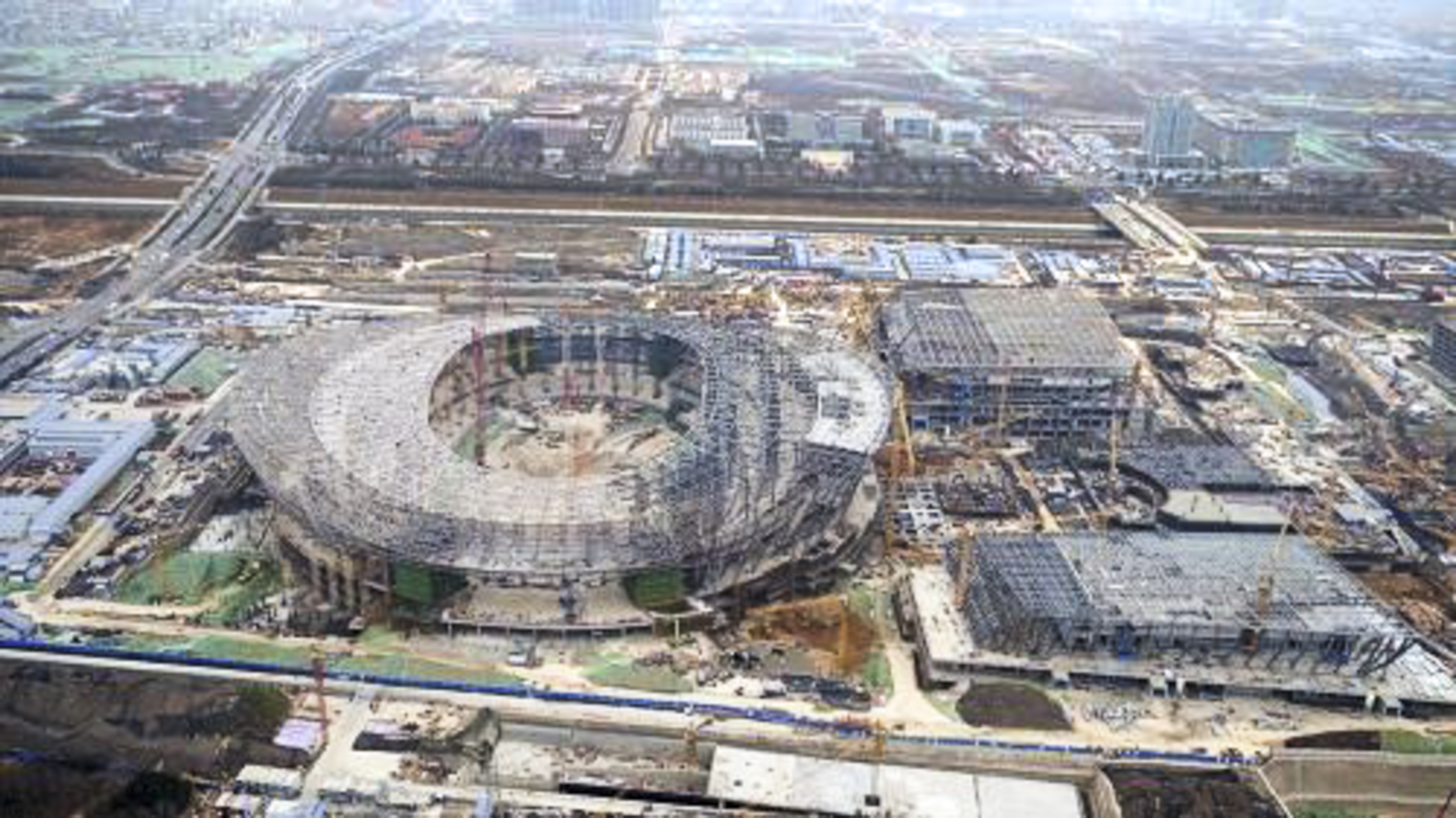 The main stadium of the Olympic Sports Centre in Zhengzhou is taking shape – and it looks a little like the “Bird’s Nest”. Photo: Sina.com