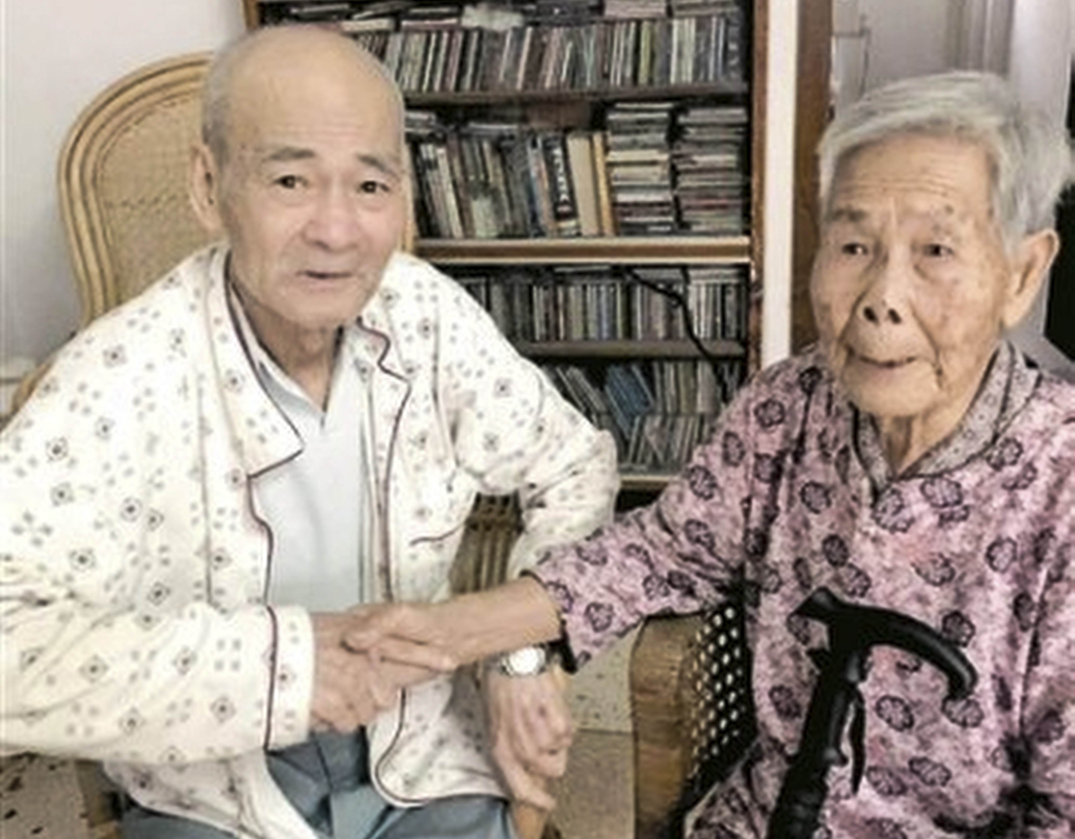 Weng Qimei (right) and her brother pictured after their reunion. Photo: New.qq.com