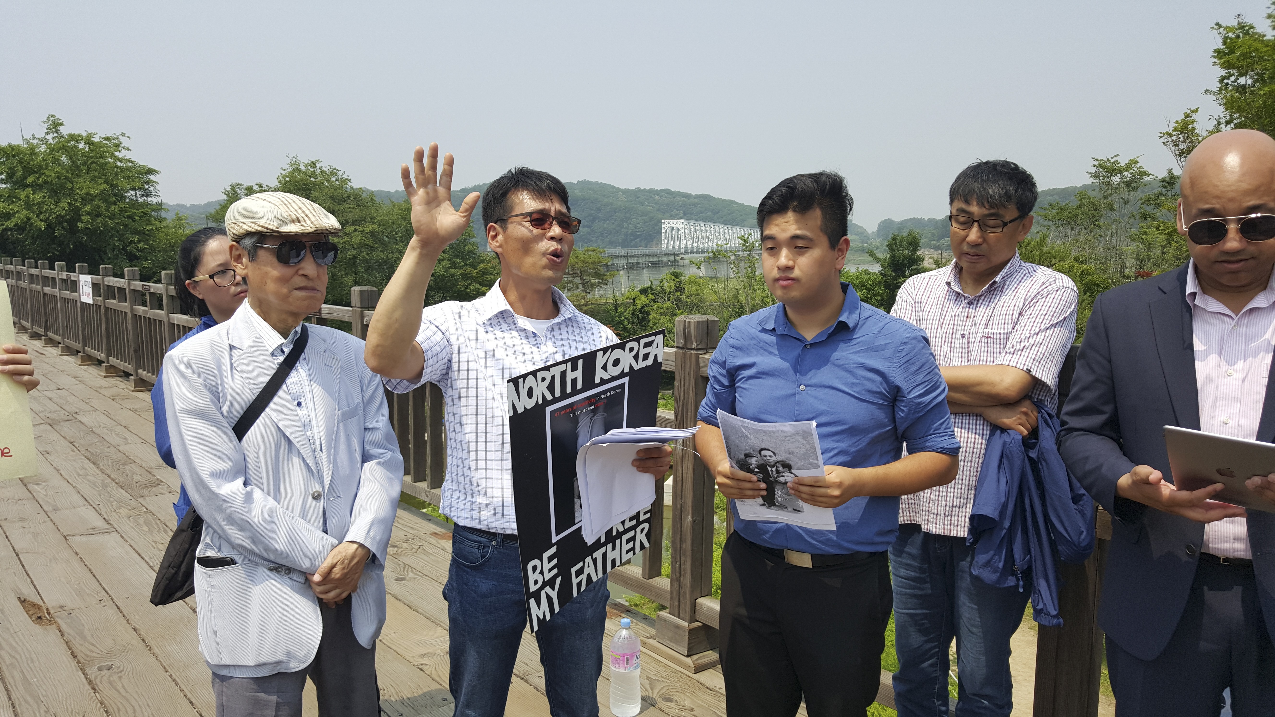 Hwang In-cheol (third left) on the Friendship Bridge in Panmunjeon with members of Seoul-based charity Teach North Korean Refugees and supporters in 2016 as he campaigns for his father’s return. Photo: Hwang In-cheol