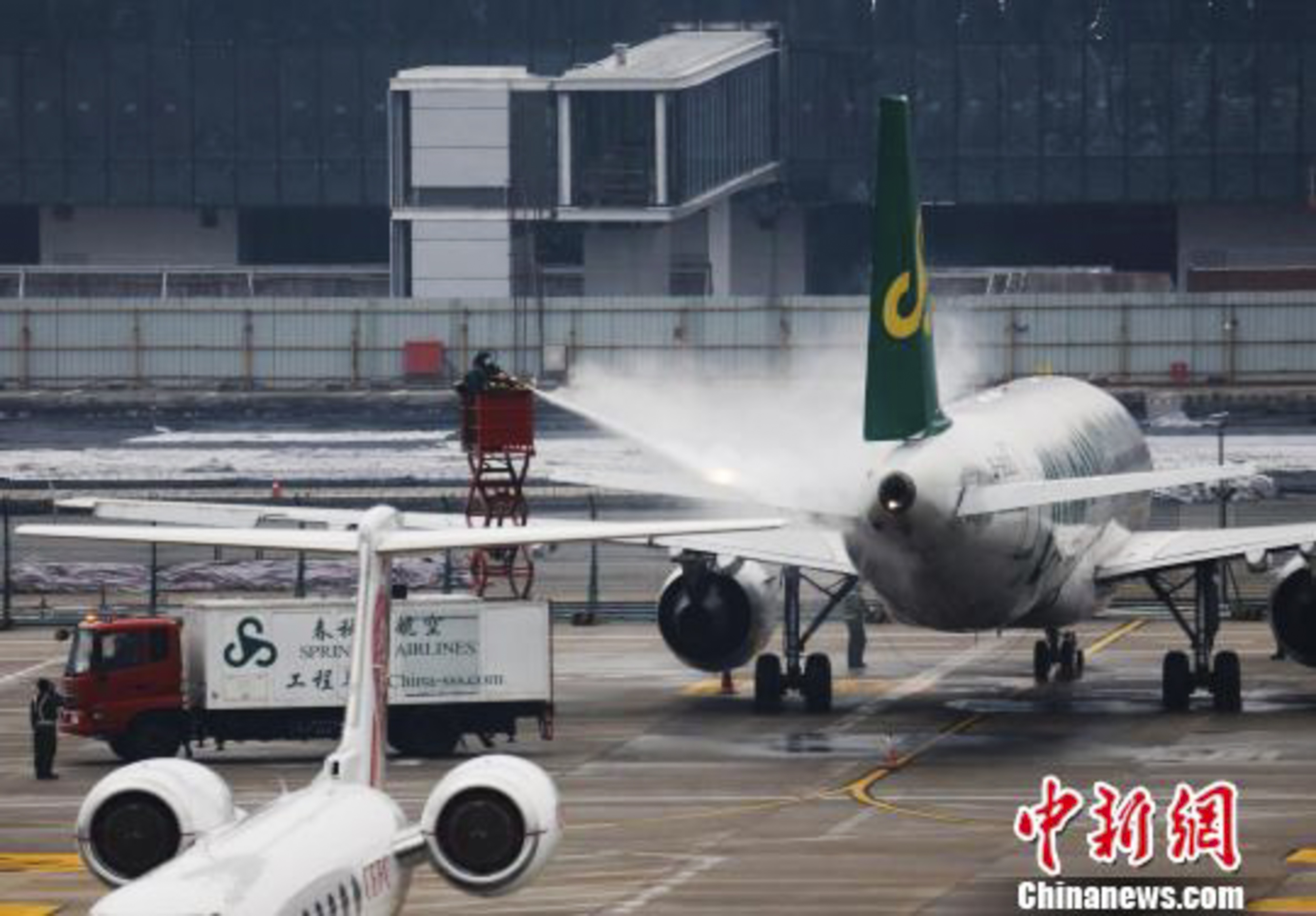 Shanghai’s international airport are at the ready for low temperatures. Photo: China News Service