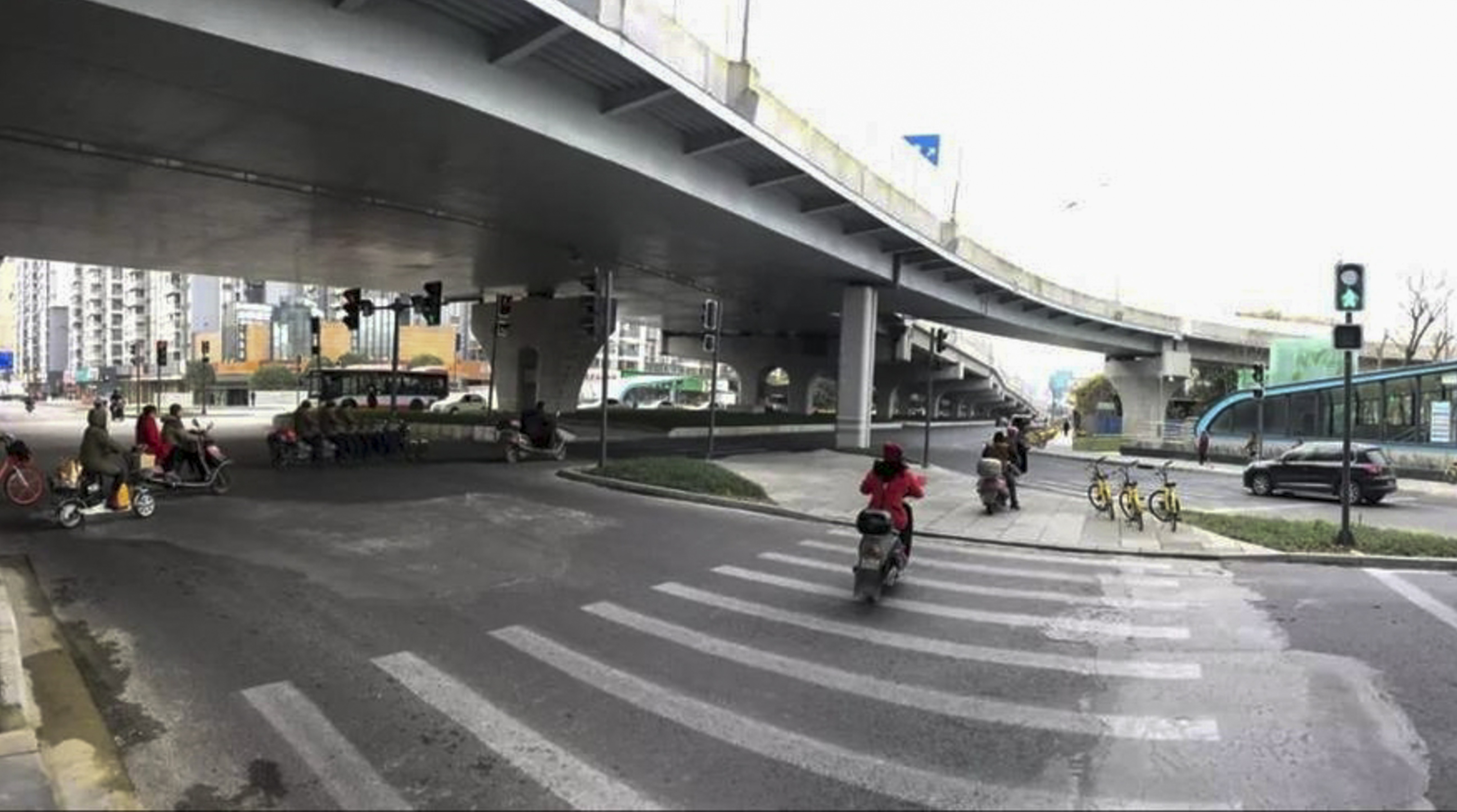 Dozens of traffic lights have been installed at an intersection in Chengdu, creating confusion for some commuters. Photo: News.sina.com.cn