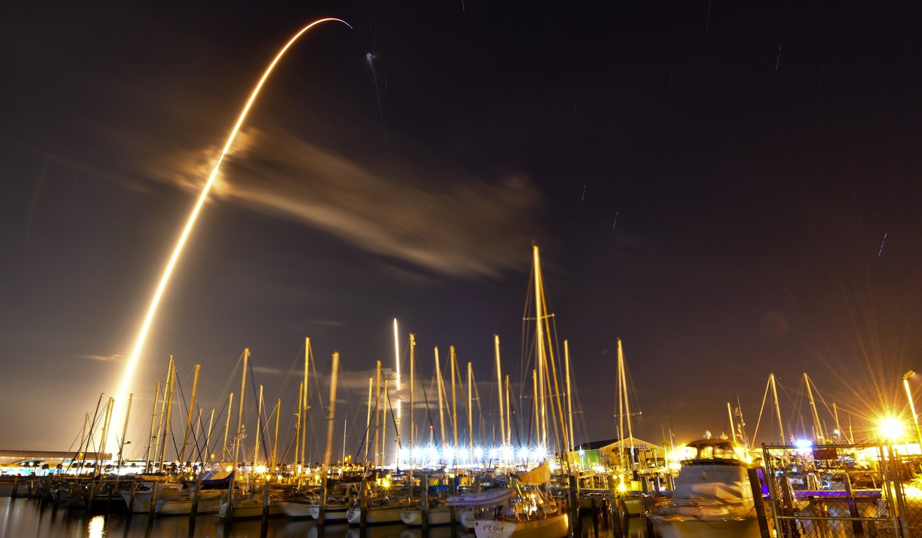 In this image made with an eight-minute long exposure, the SpaceX Falcon 9 rocket launches from Cape Canaveral Air Force Station carrying a secret satellite code-named Zuma. Photo: AP