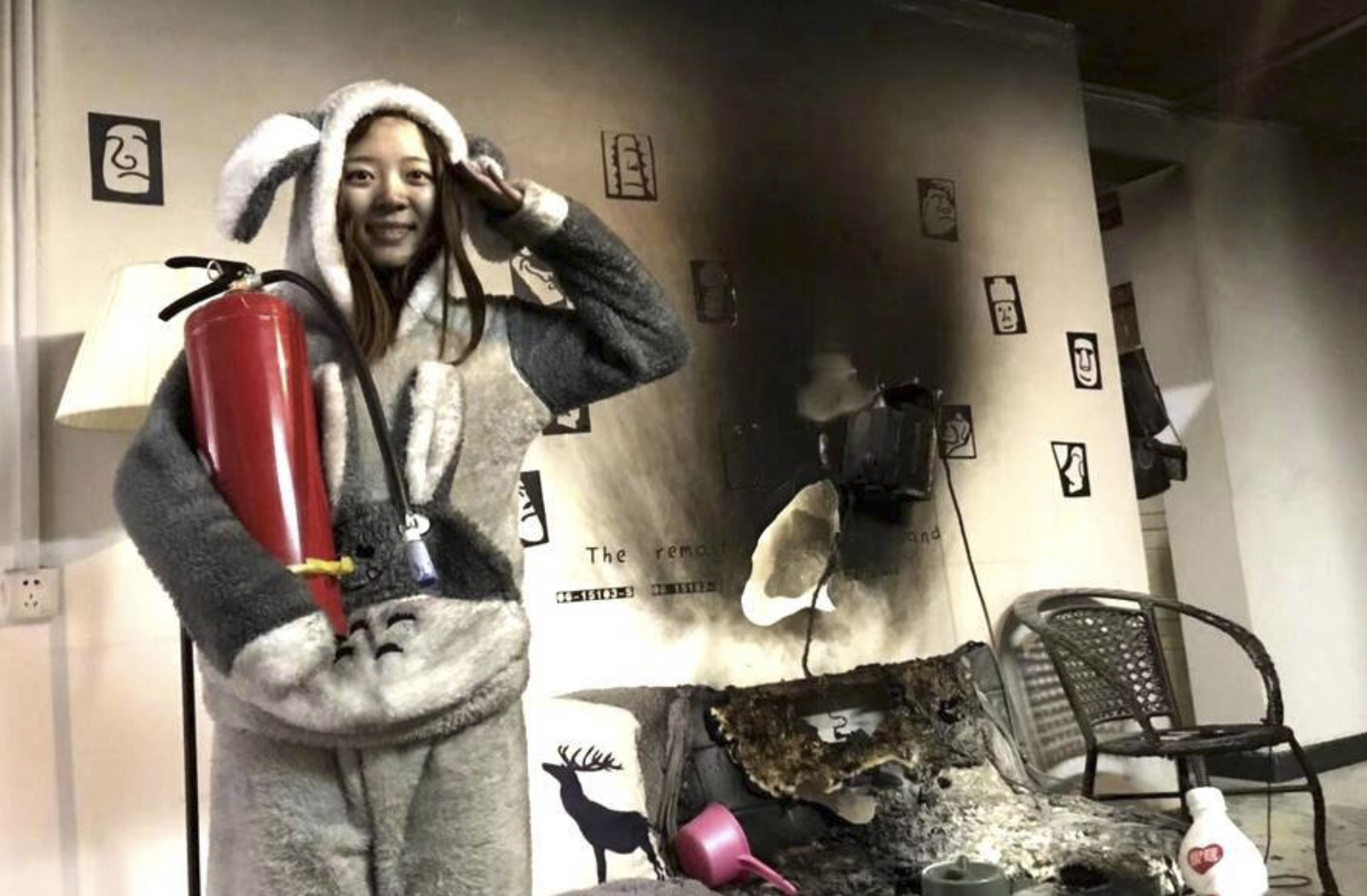 Photographs and video footage widely shared online in China, with many surprised how cheerful and positive the couple were after the blaze