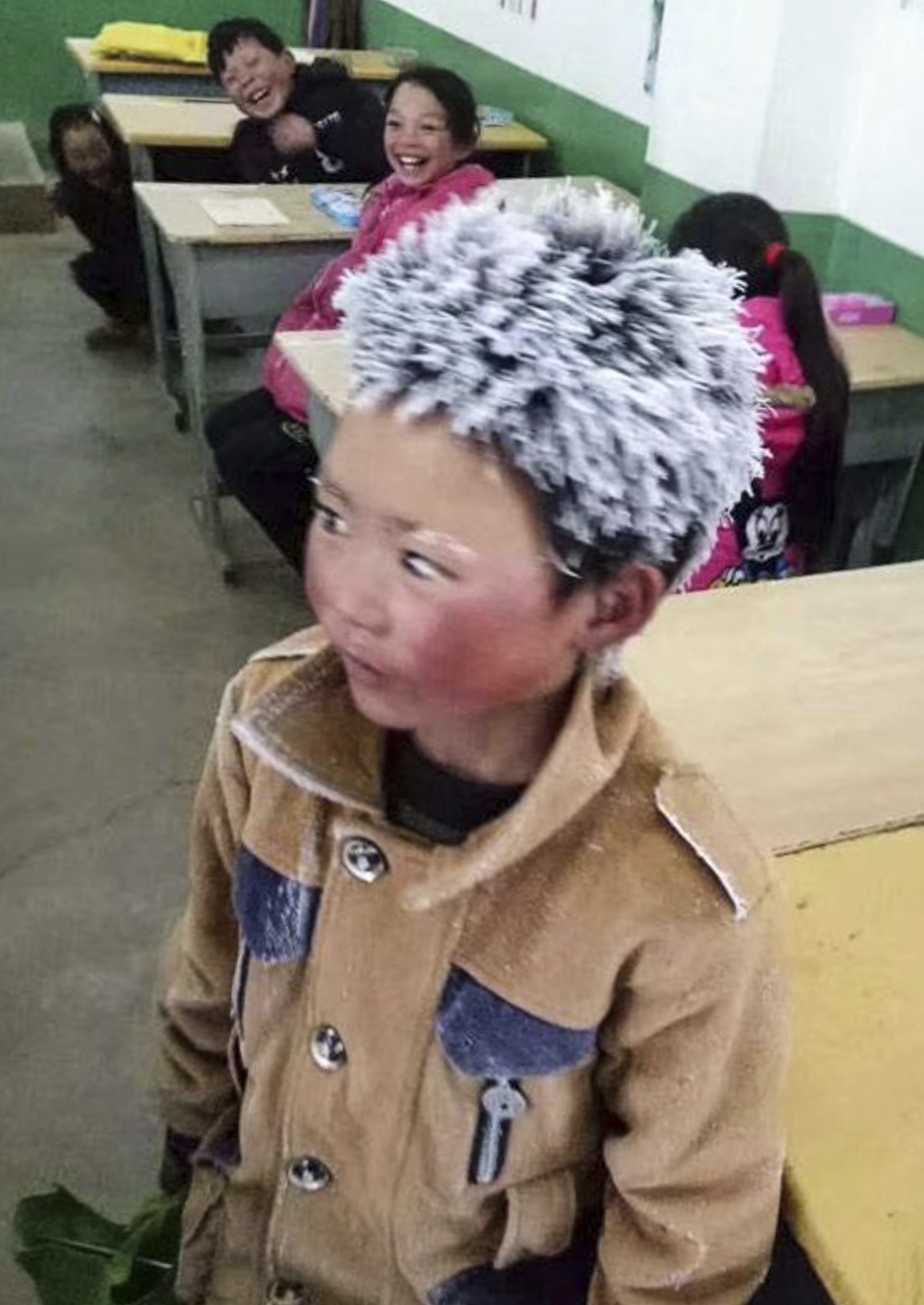 The photograph of the boy that touched many people in China. Photo: News.163.com