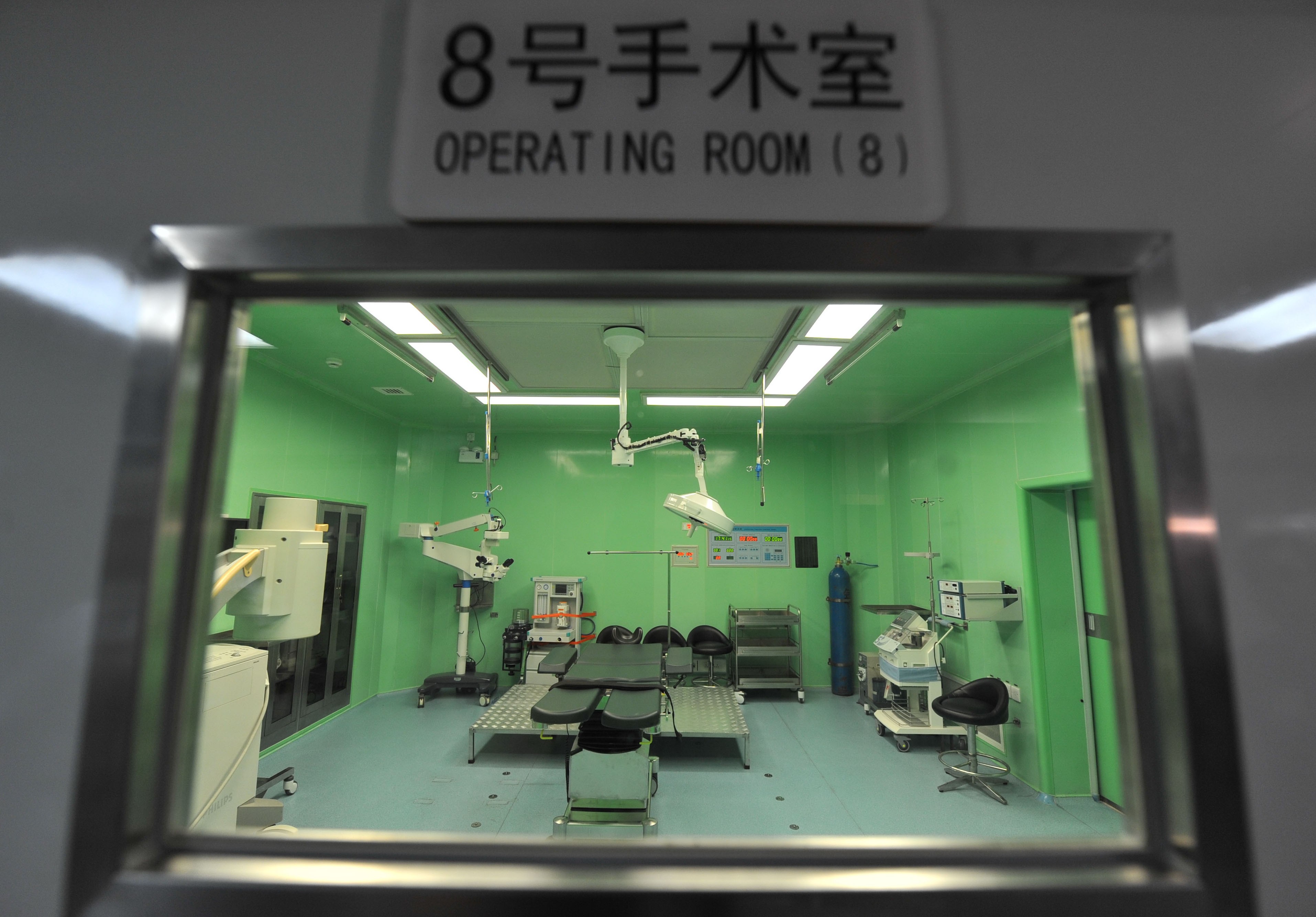 A doctor in northeastern China has been accused of asking a woman patient for more money while she was undergoing surgery. Photo: China Foto Press
