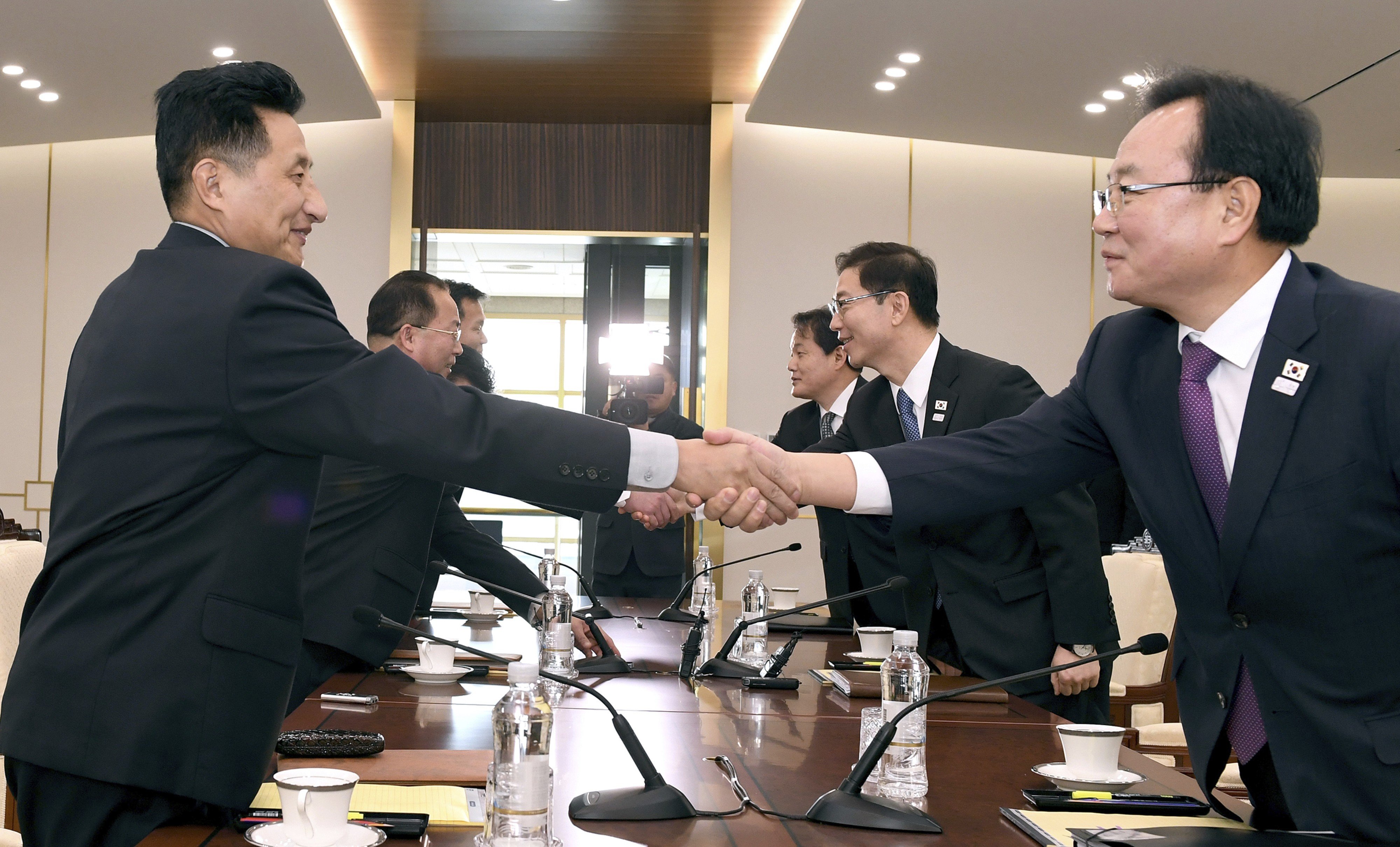 Переговоры японцев. Переговоры в Японии. Переговоры корейцев. Рукопожатие корейцев. Деловые переговоры в Южной Корее.