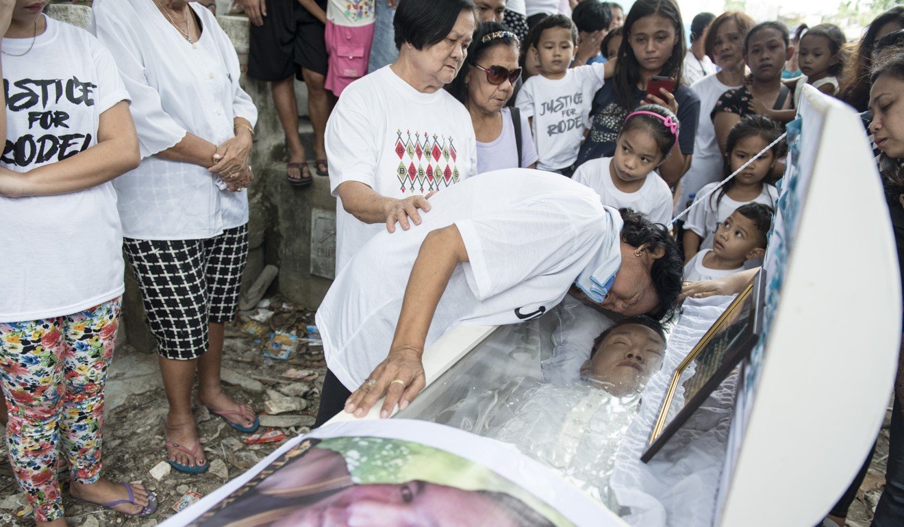 Maria Lavina weeps over the body of her son, Rodel, 30, who was stabbed in broad daylight on December 4 last year by so-called vigilantes of Duterte. “There is no greater pain than that of a mother who loses her son,” she cried.
