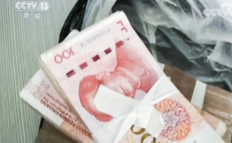The grateful man gave the woman who found his money a 2,000 yuan (US$315) reward. Photo: News.china.com