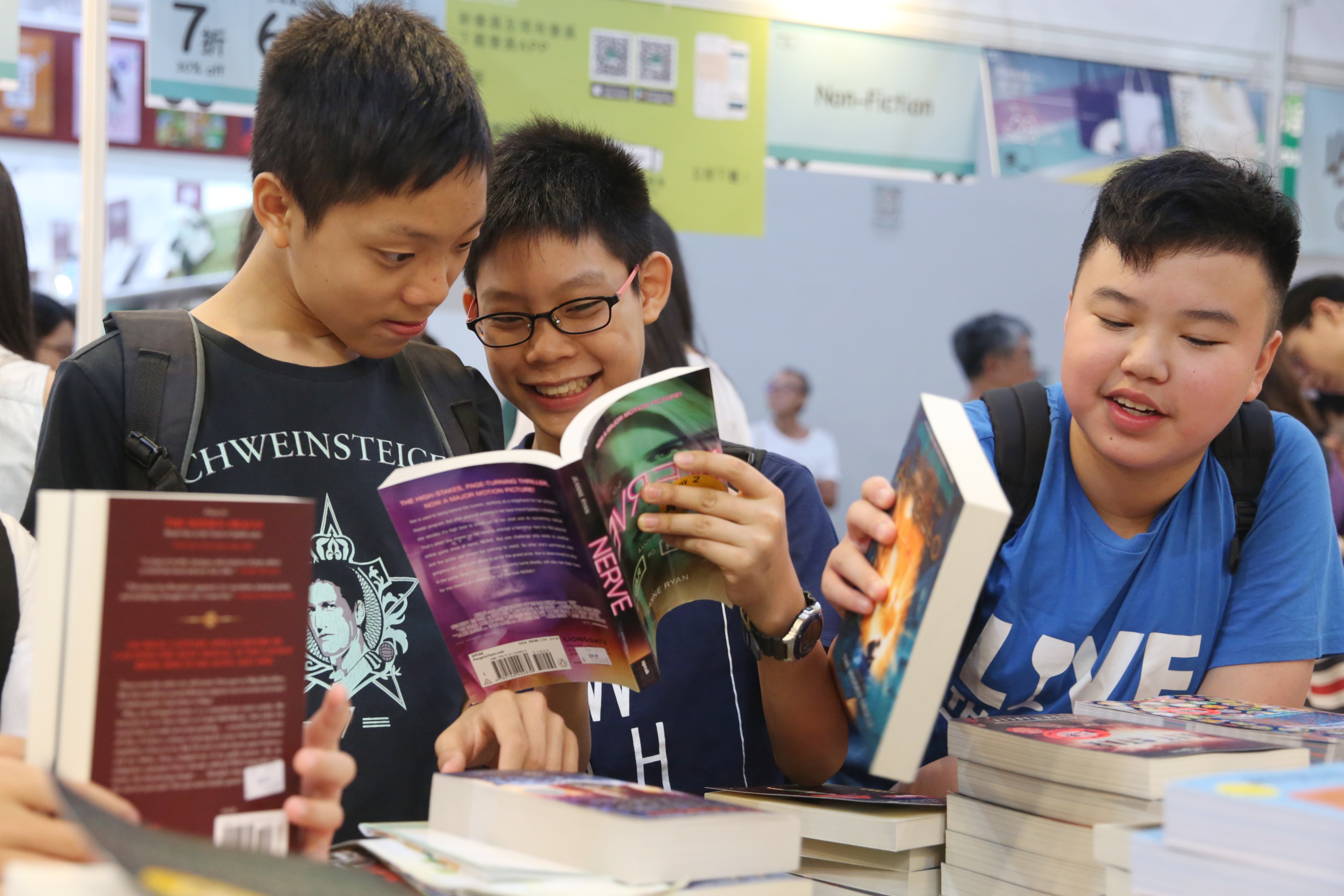 Children browse English books at the Hong Kong Book Fair last July. English is one of Hong Kong’s two official languages. Photo: Sam Tsang