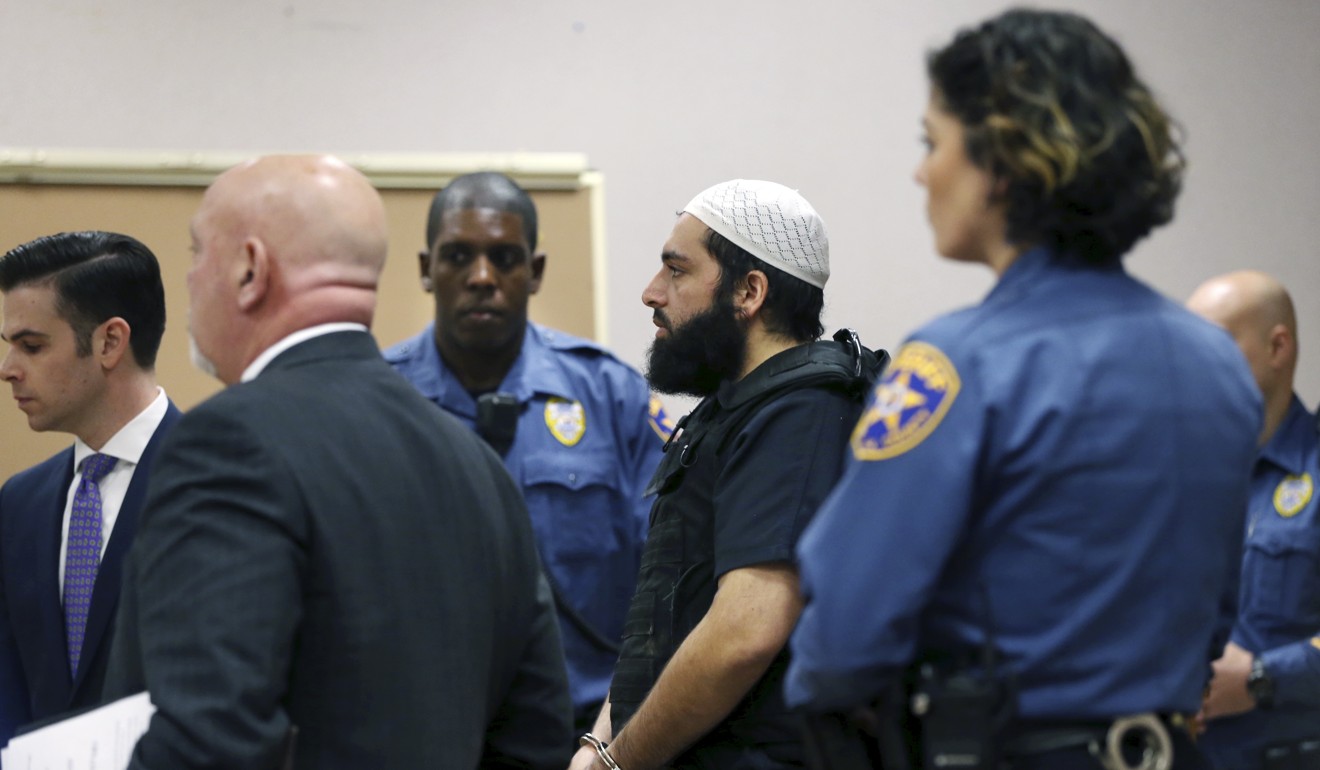 Ahmad Khan Rahimi, the man accused of setting off bombs in New Jersey and New York, stands in court, on December 20, 2016, in Elizabeth, New Jersey. Photo: AP
