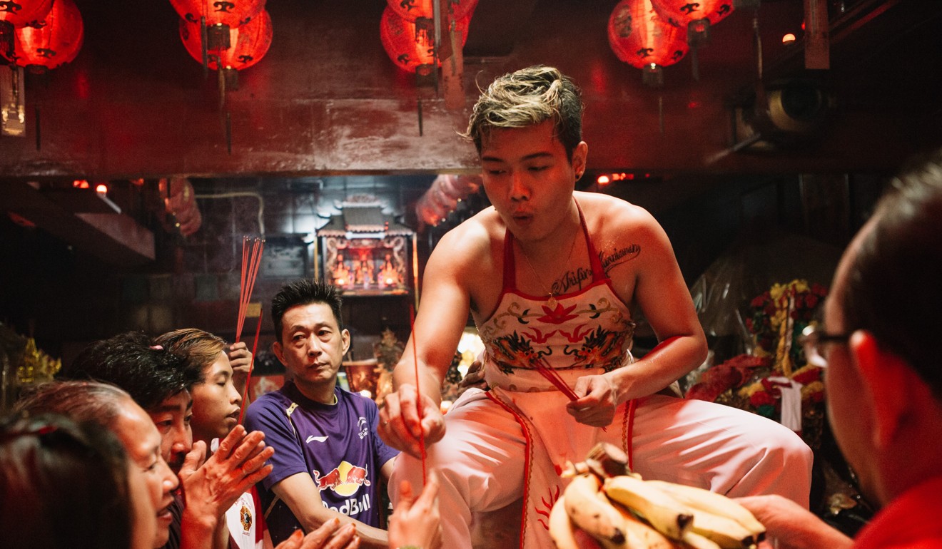 Arifin gives out joss sticks to adherents during a ritual at the Fat Chu Kung shrine. Photo: Ceritalah / Muhammad Fadli