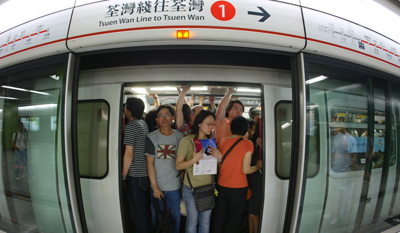 Commuters on the Tsuen Wan Line in 2005. Photo: K.Y. Cheng