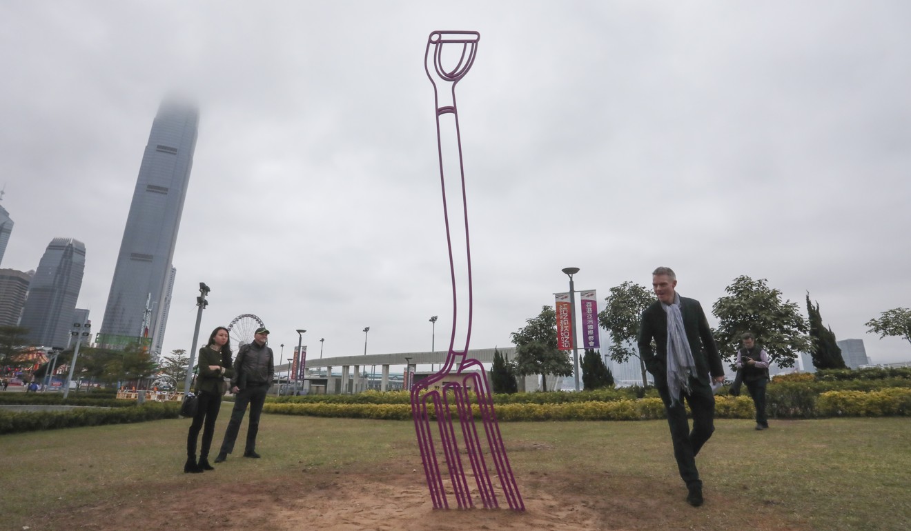 Michael Craig-Martin’s sculpture Gardenfork (2017). Photo: Jonathan Wong