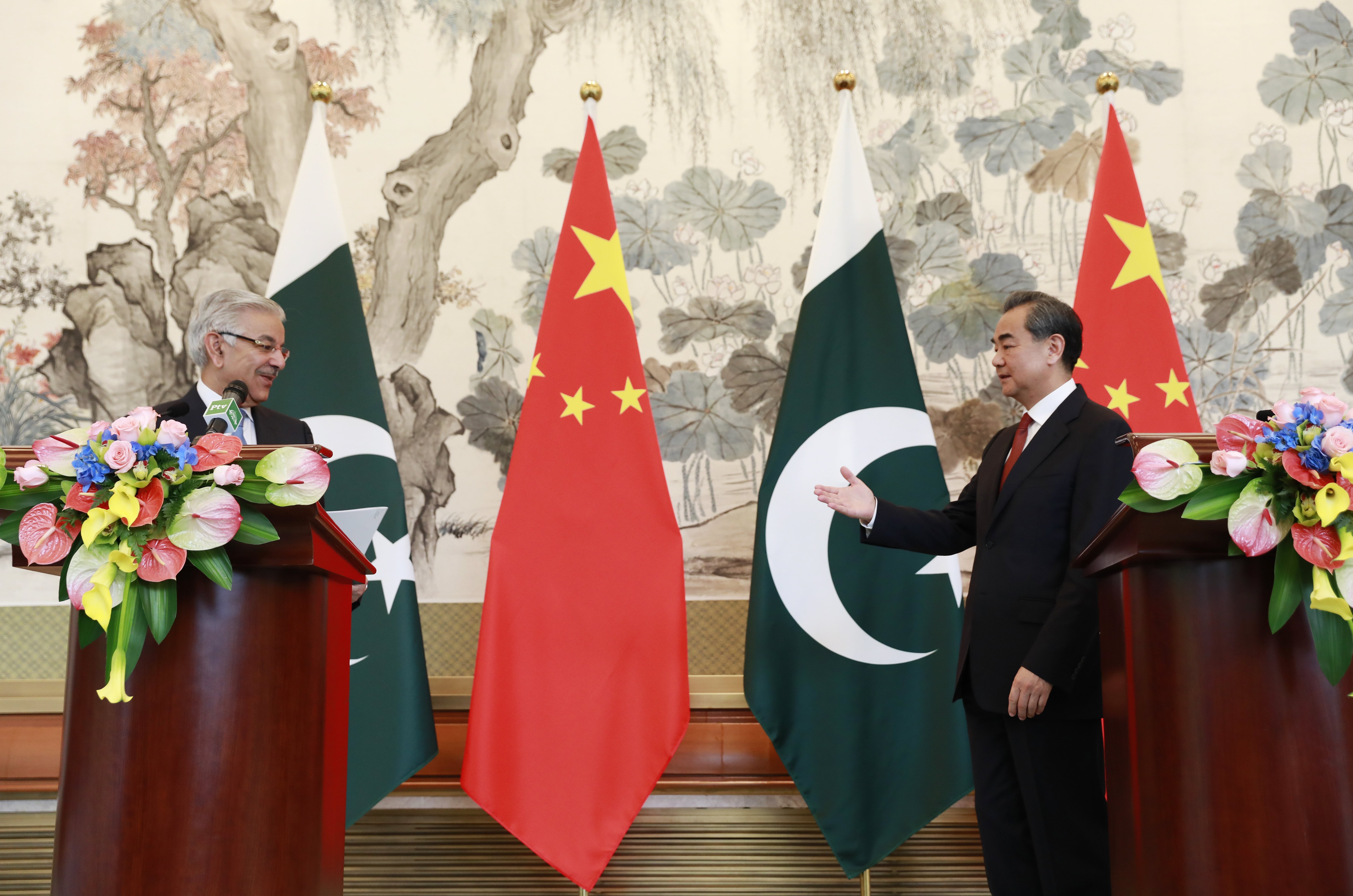 Chinese Foreign Minister Wang Yi (right) extends his hand to Pakistani Foreign Minister Khawaja Muhammad Asif during a press conference in Beijing last September. Photo: EPA-EFE
