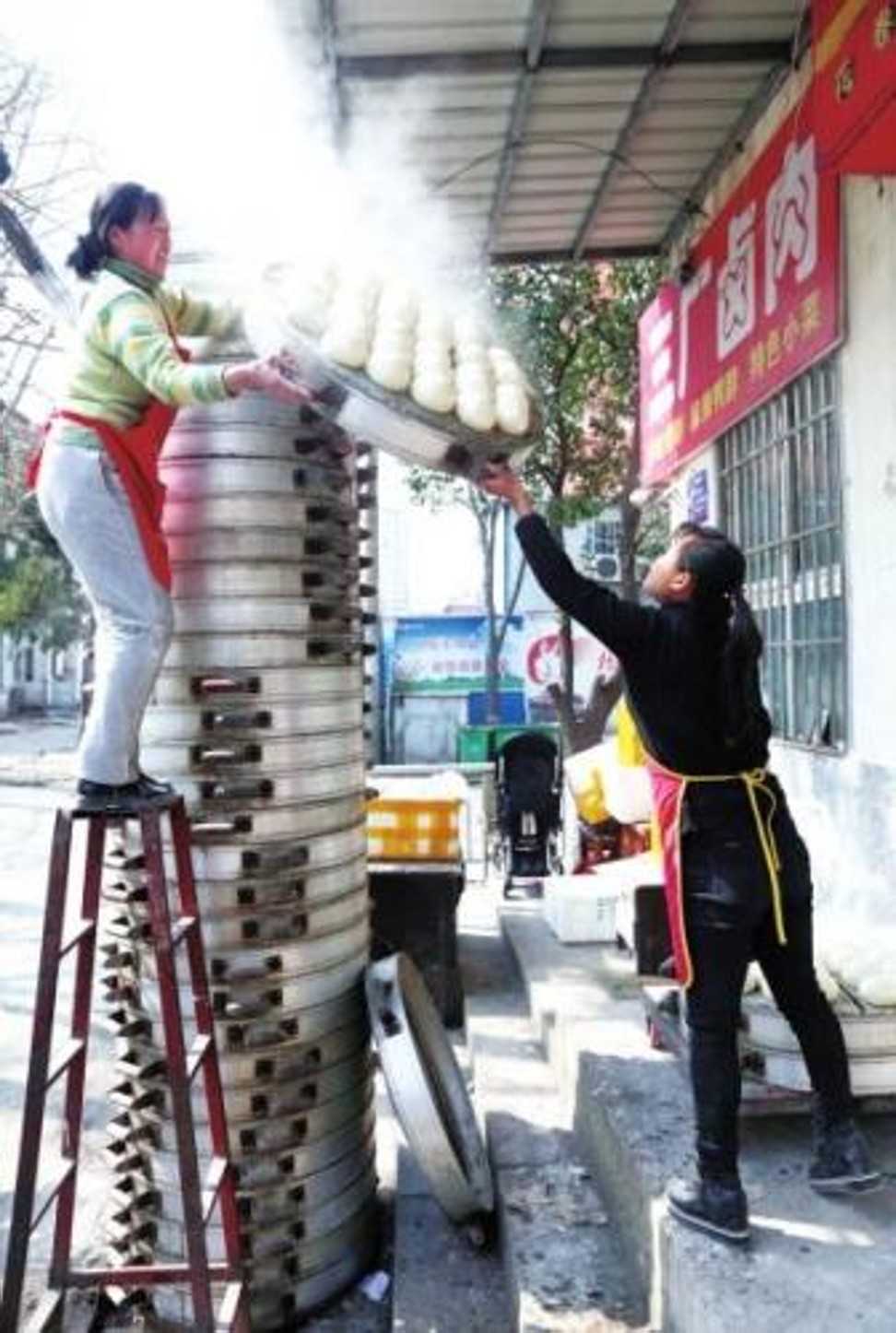 The business sells up to 10,000 buns a day. Photo: People.cn