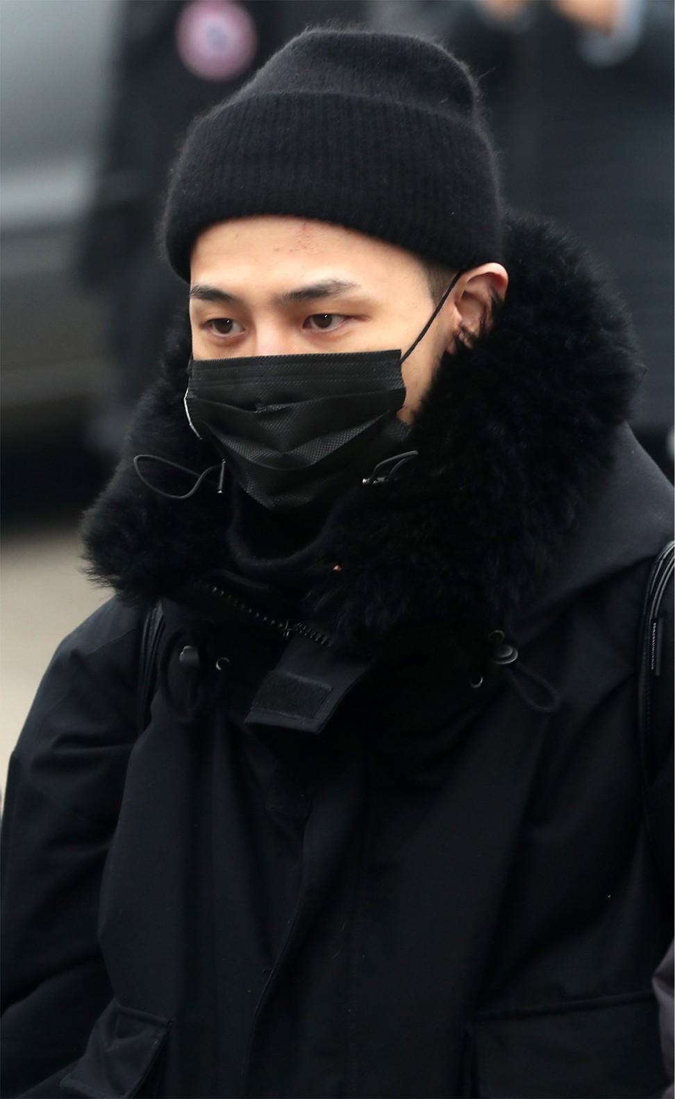 G-Dragon, a member of South Korean boy band Big Bang, enters a boot camp to start his military service in Cheorwon, in South Korea on February 27. Photo: EPA 