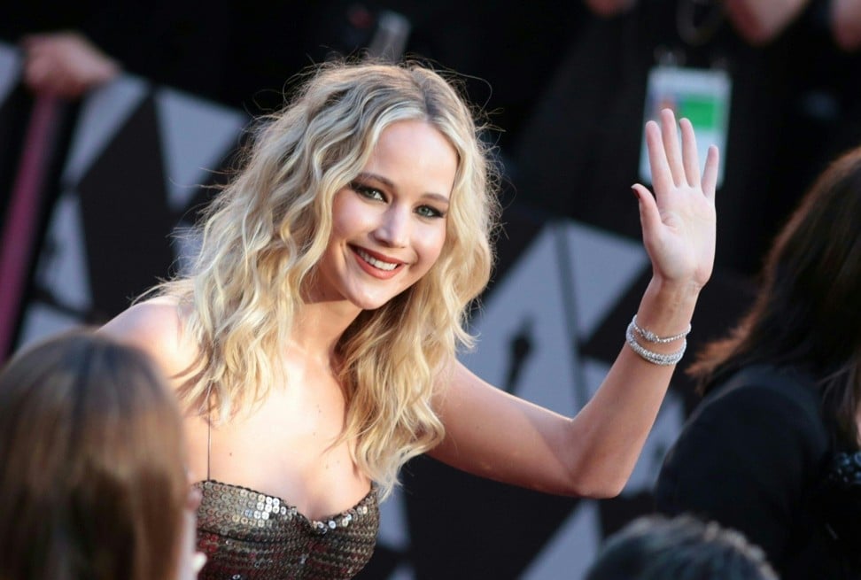 ”Big Cousin” Jennifer Lawrence waves to her fans as she arrives for the 90th Annual Academy Awards in Hollywood. Photo: AFP