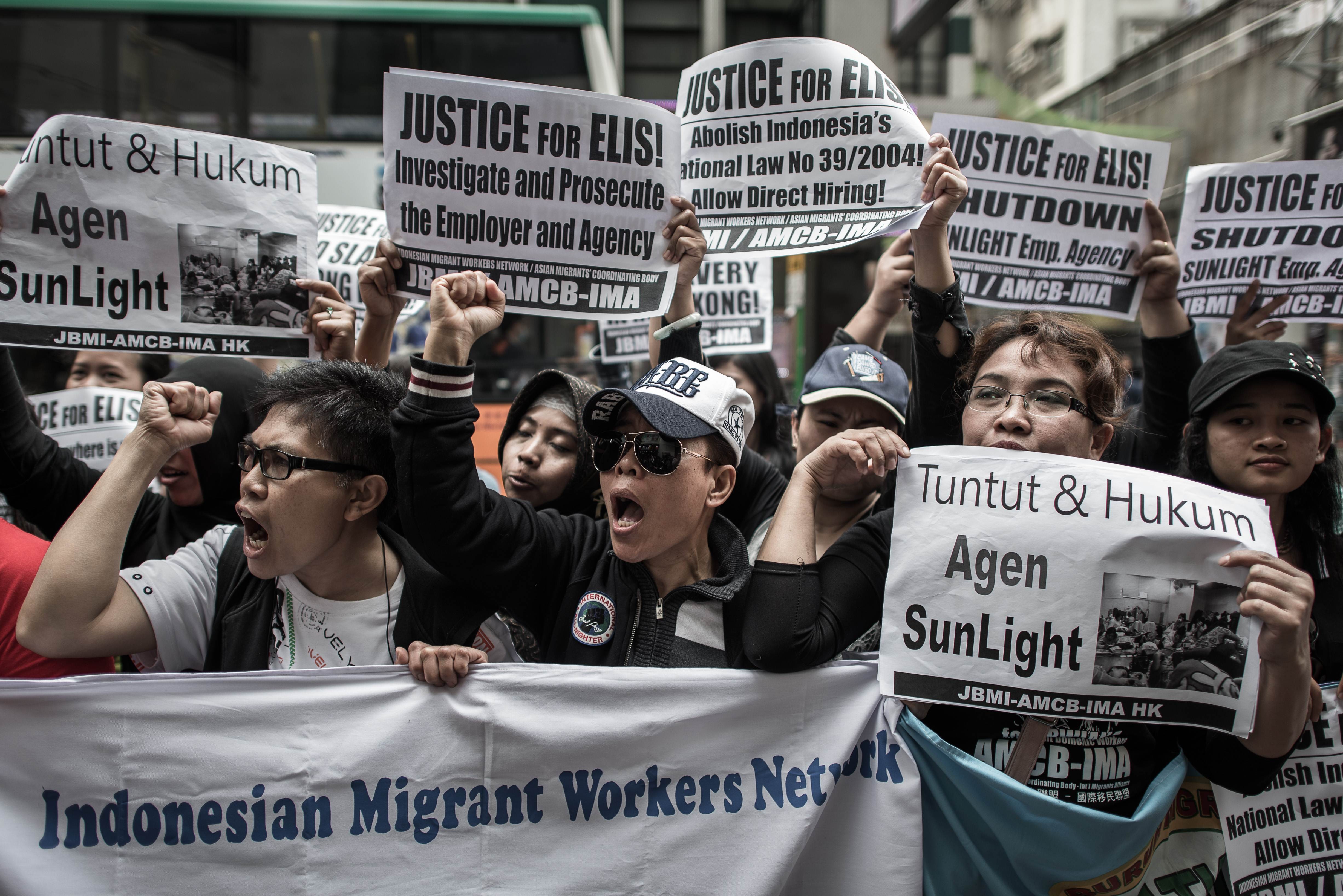 Protesters shout slogans outside Sunlight Employment Agency in March 2015, following the death of Indonesian helper Elis Kurniasih after a concrete slab fell on her while she was sleeping on the balcony of a guesthouse run by the agency. Photo: AFP 