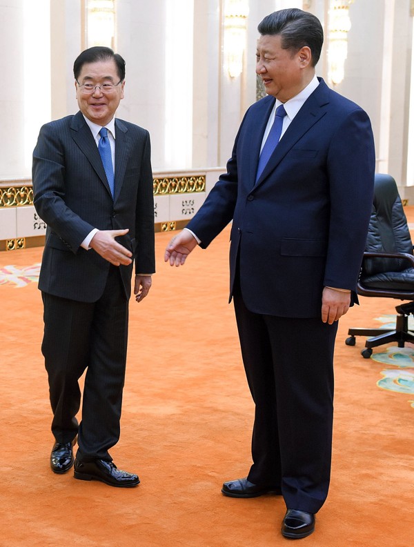 Chung Eui-yong, head of the South Korean presidential National Security Office, and Chinese President Xi Jinping shake hands at the Great Hall of the People in Beijing on March 12. Photo: Kyodo
