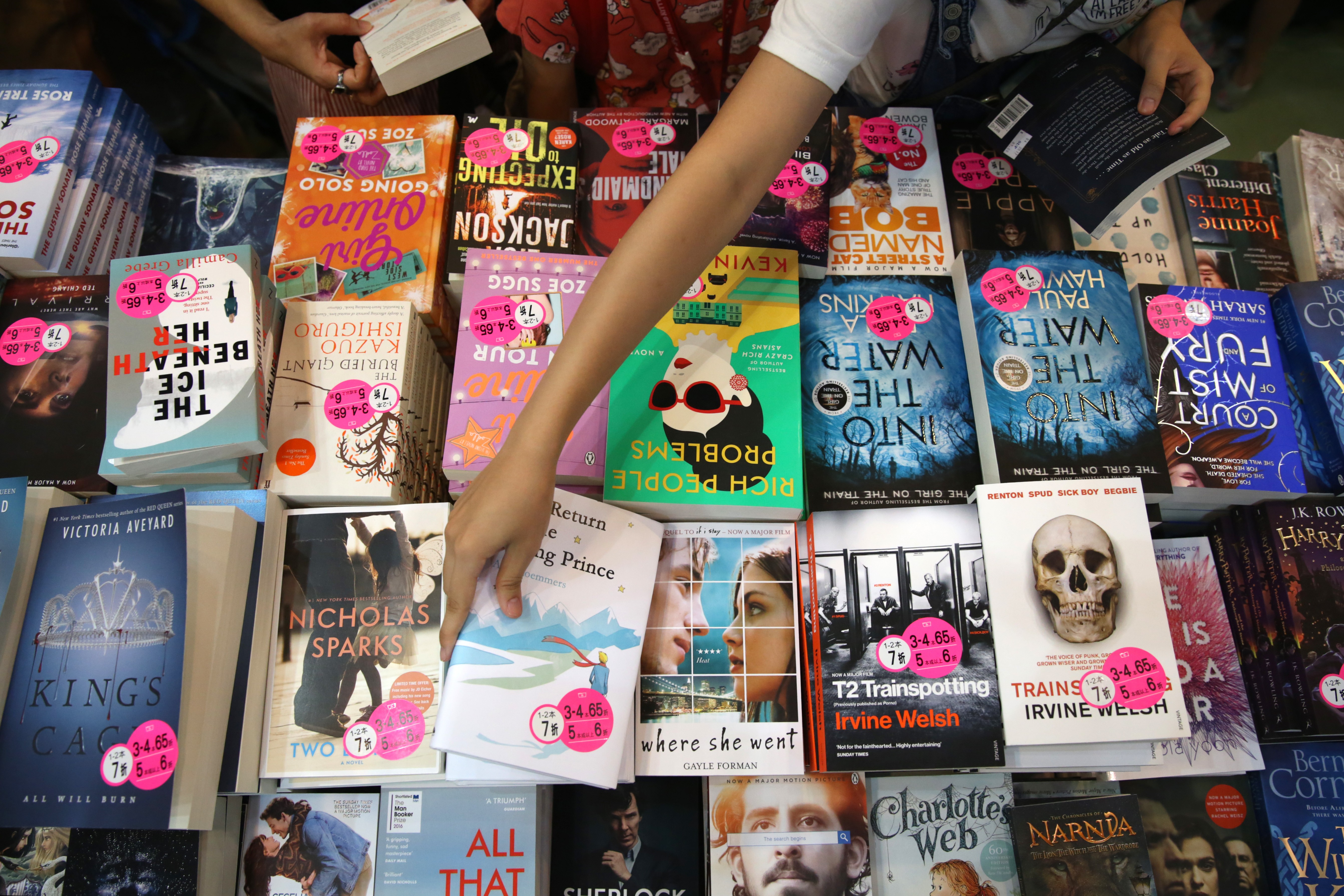 English-language novels on sale at the Hong Kong Book Fair last year. Over the years, there has been no lack of commentary on the falling standards of English in Hong Kong. Photo: Sam Tsang