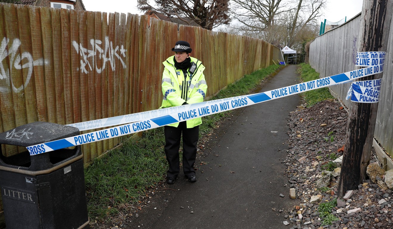A police officer stands behind cordon tape in an alleyway which has been blocked off near the home of former Russian intelligence officer Sergei Skripal in Salisbury, Britain, on March 28, 2018. Photo: Reuters