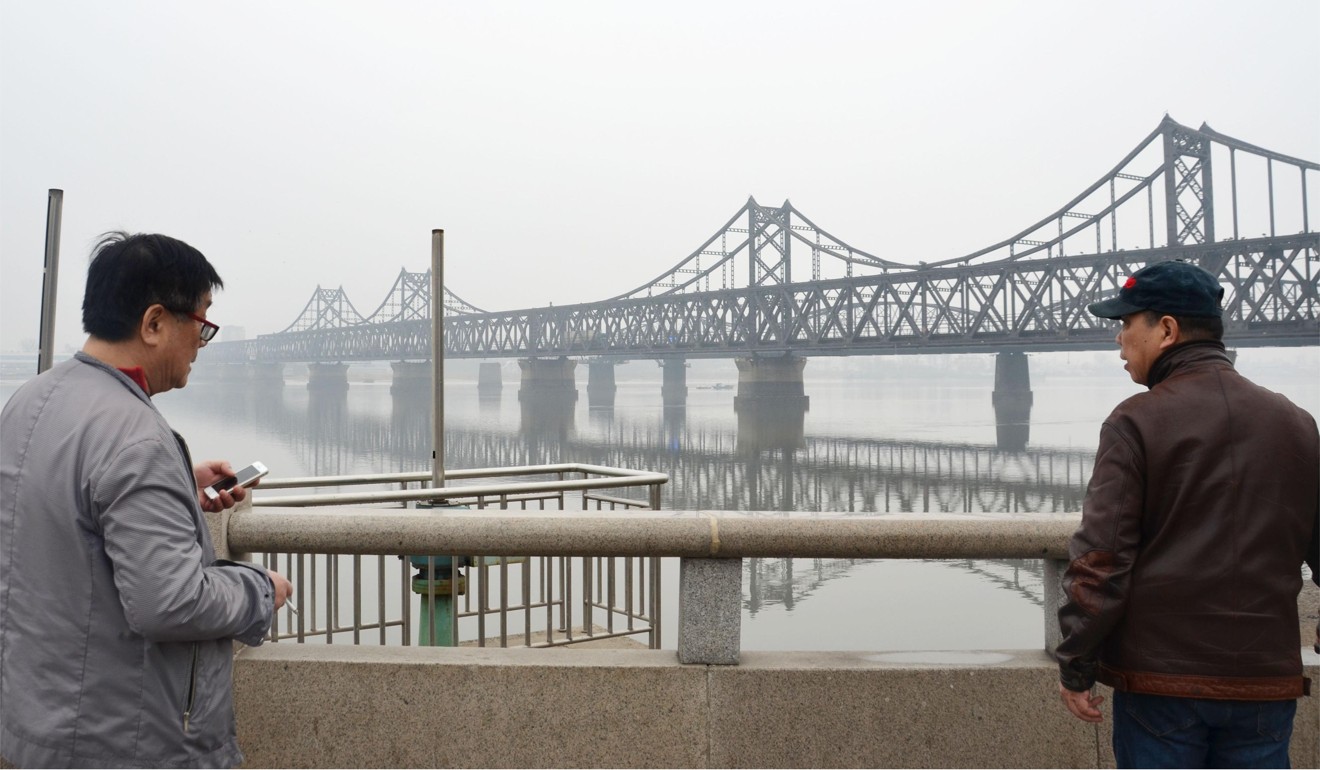 Men chat near the Sino-Korean Friendship Bridge in Dandong, a Chinese border city with North Korea, on March 27. Pyongyang’s strategic importance to China remains intact despite Beijing’s diplomatic recognition of Seoul. Photo: Kyodo