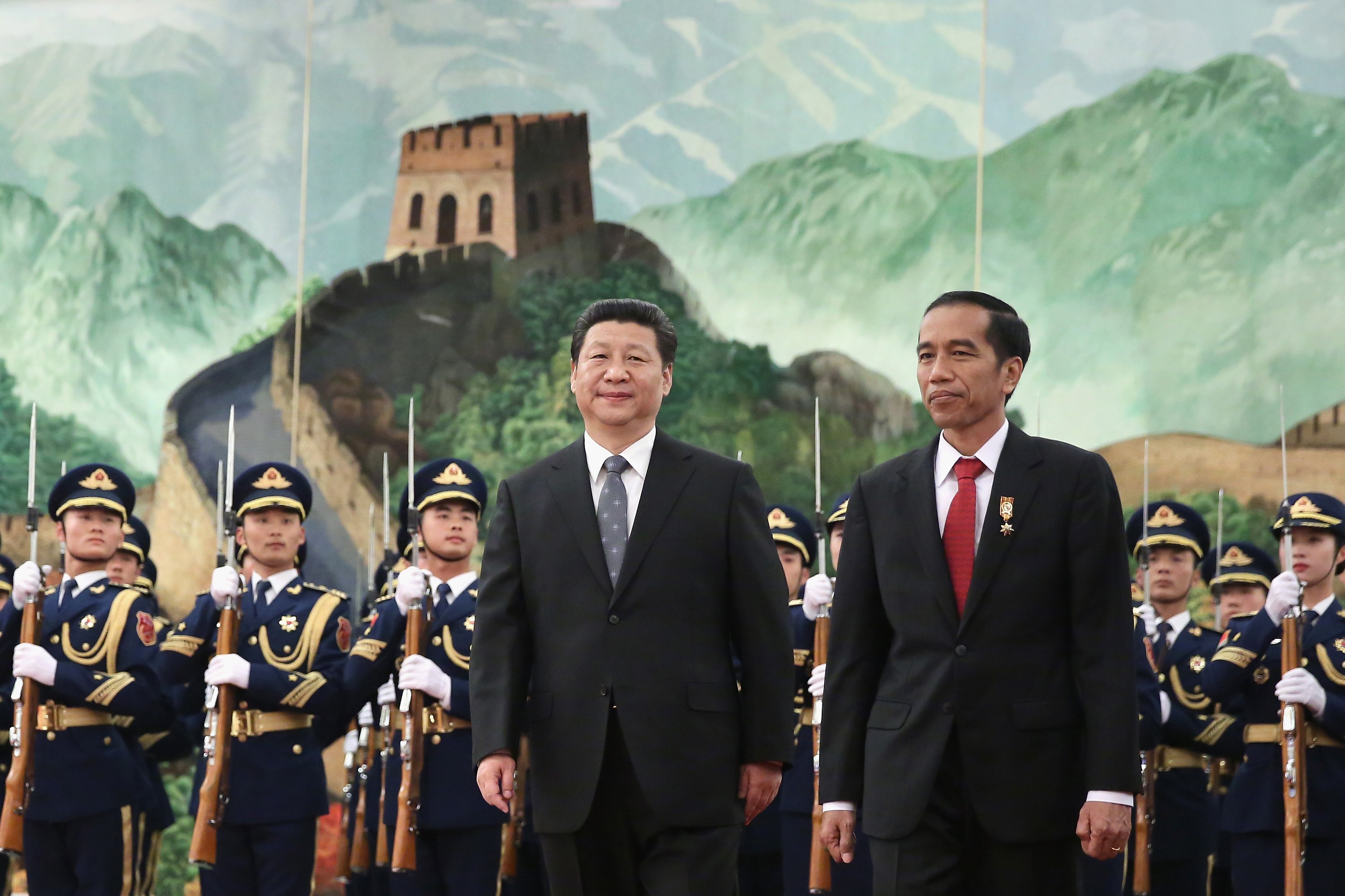 Chinese President Xi Jinping (left) and Indonesian President Joko Widodo view a guard of honour inside the Great Hall of the People in Beijing on March 26, 2015. Photo: AFP 