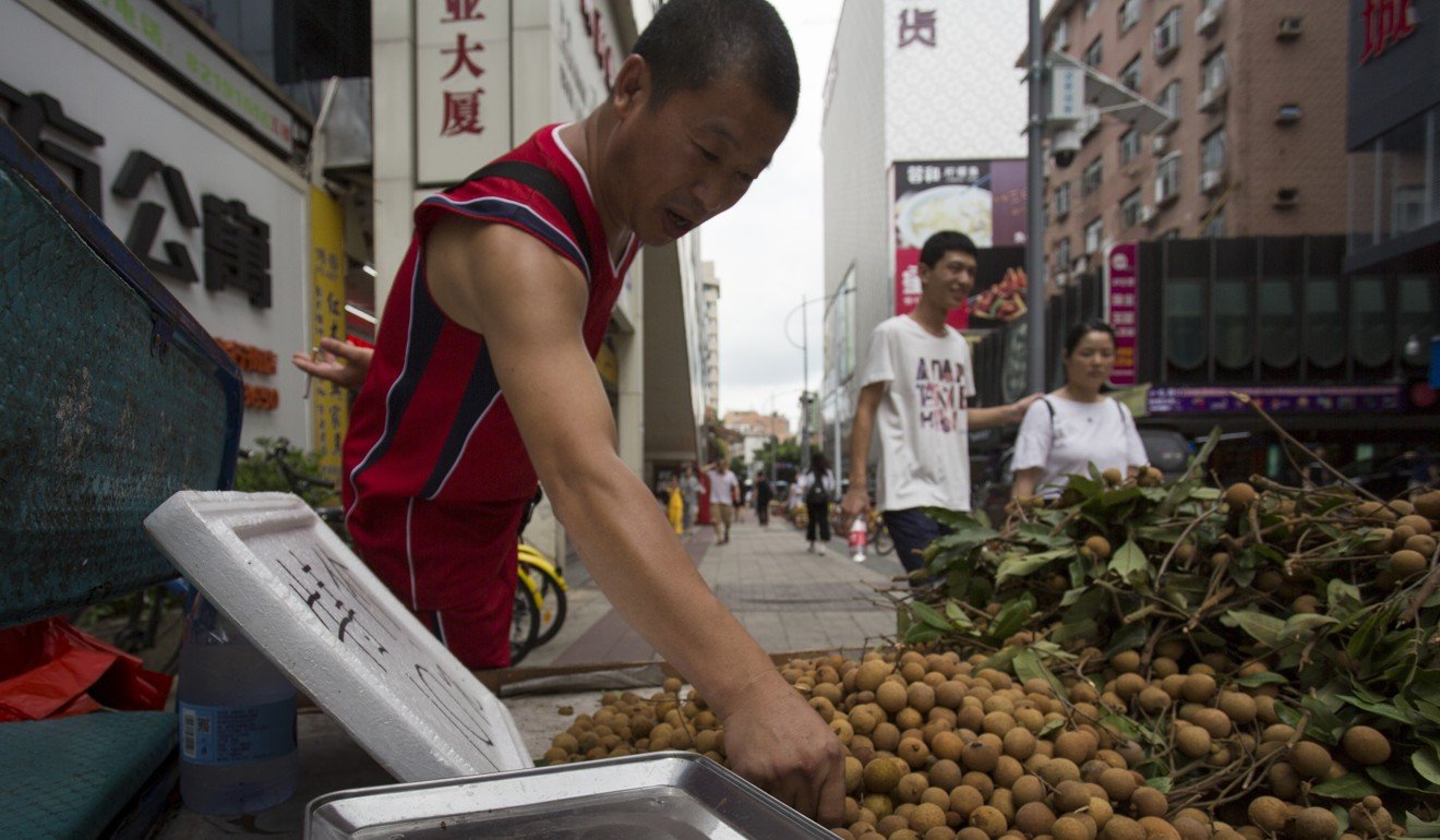 Like many other small business owners in China, this fruit vendor in Shenzhen accepts mobile payments. Photo: May Tse 