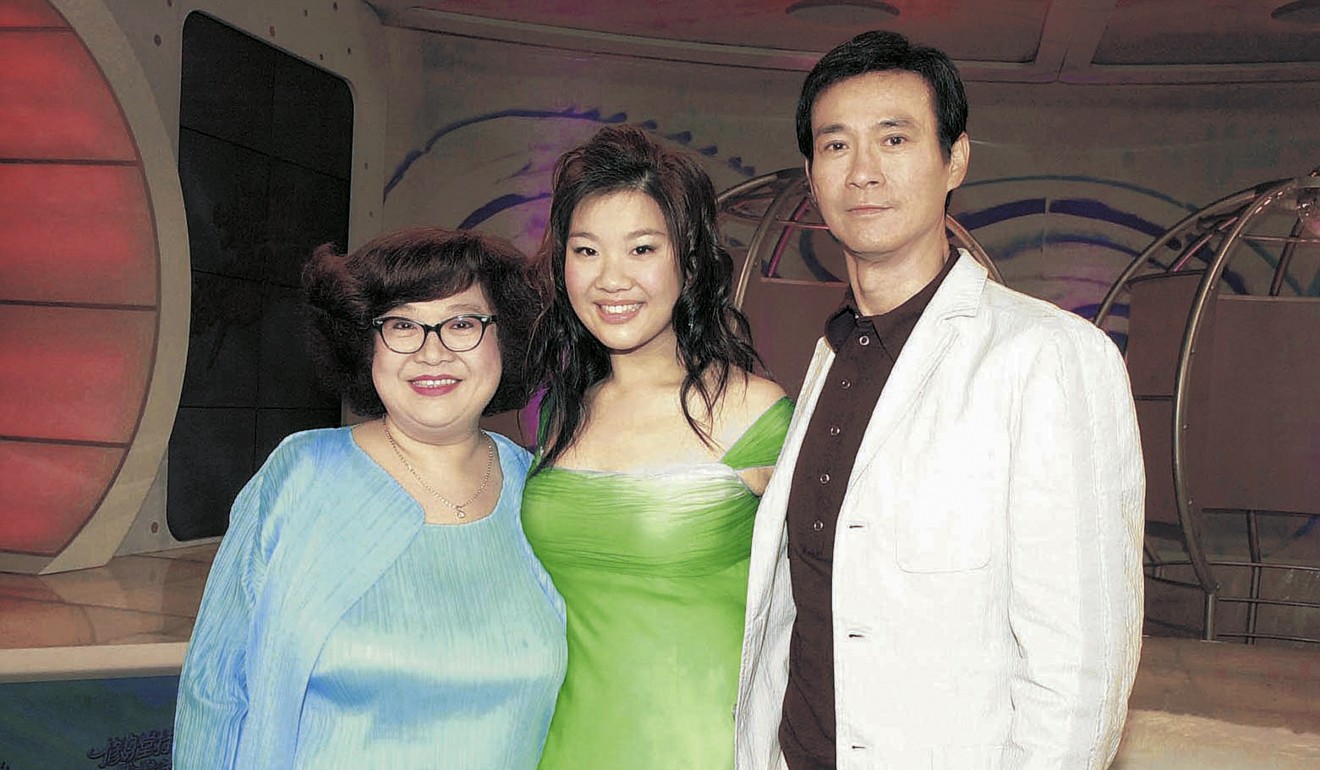 Cheng with her famous parents, Lydia Sum Tin-ha and Adam Cheng Siu-chow, on a TVB programme in 2004.