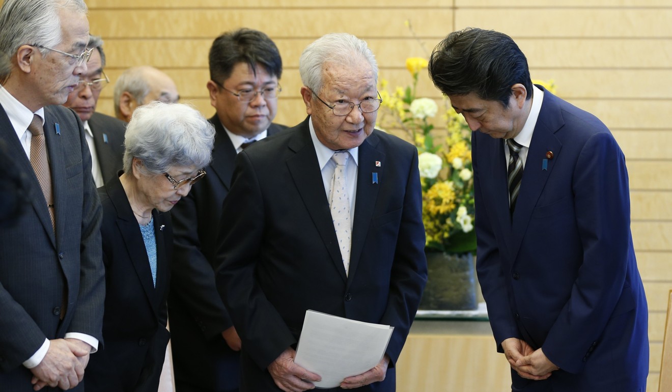 Japan's Prime Minister Shinzo Abe meets Shigeo Iizuka, leader of a group of families of Japanese people abducted by North Korea, and Sakie Yokota. Photo: EPA