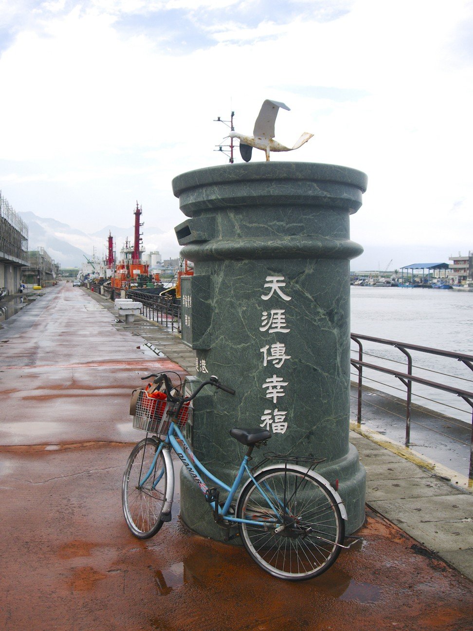 The cycle path through Hualien port. Photo: Stuart Heaver