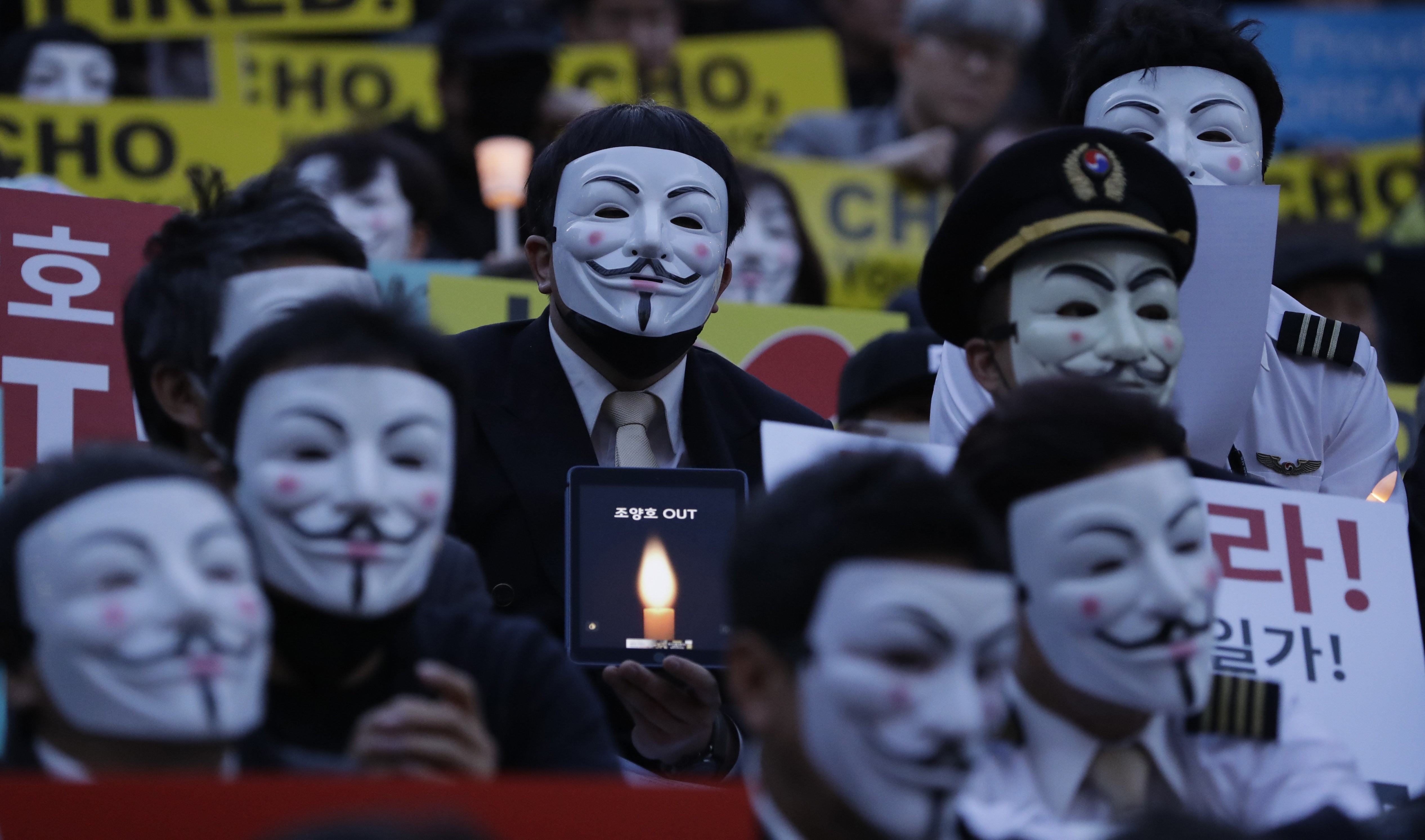 A Kakao Talk chat room set up by tax authorities for people to rat on the owners of Korean Air has become a platform against injustice at the core of society