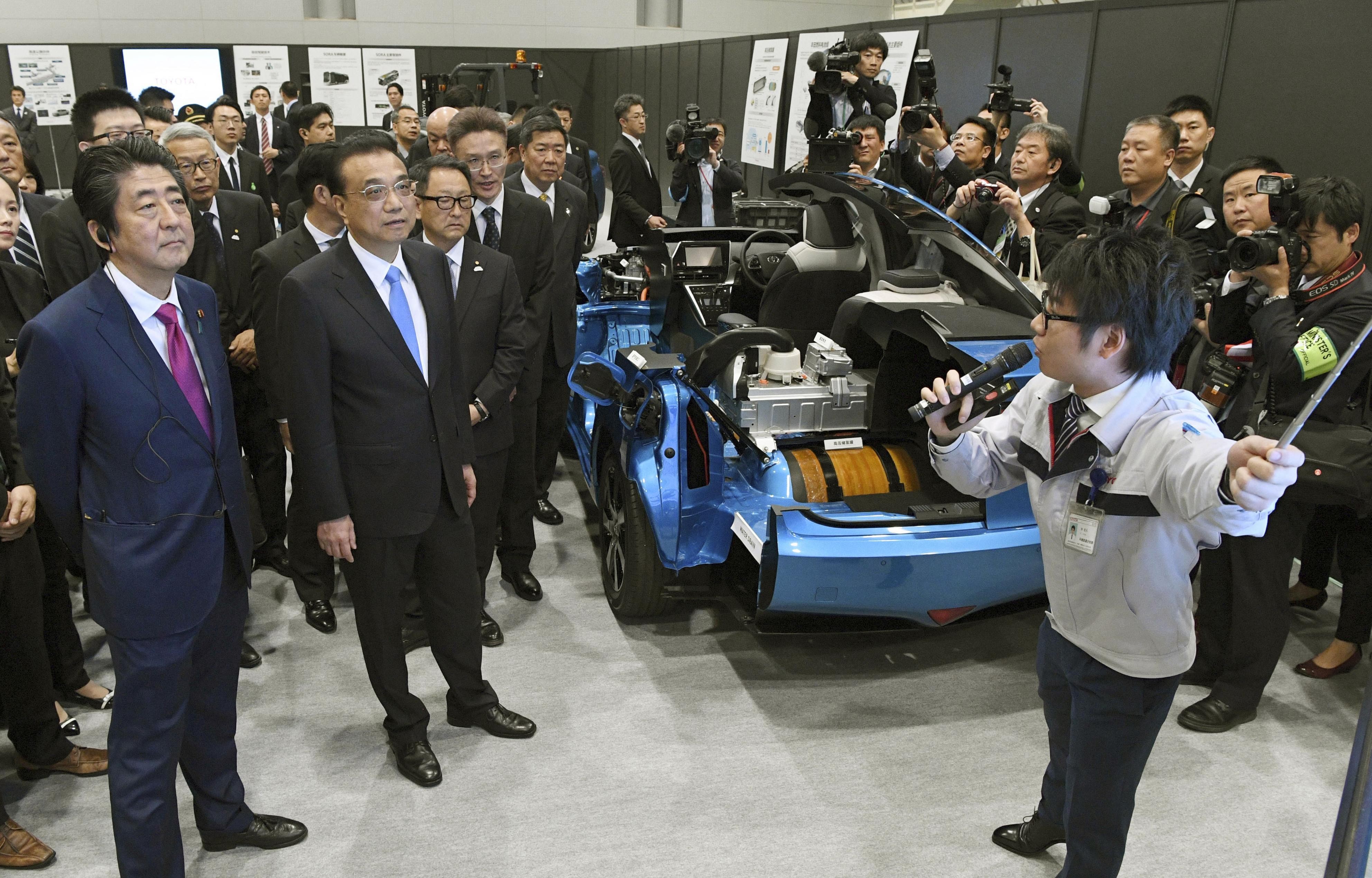 China’s premier, Li Keqiang (second from left), and Japan’s prime minister, Shinzo Abe (left), visit a Toyota factory in Tomakomai on Japan's northernmost main island of Hokkaido. Photo: Kyodo