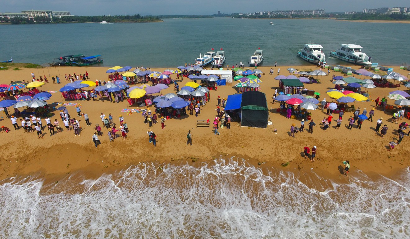 Tourists line the waterfront at the Yudai Beach scenic area in Boao, Hainan province. Photo: Xinhua