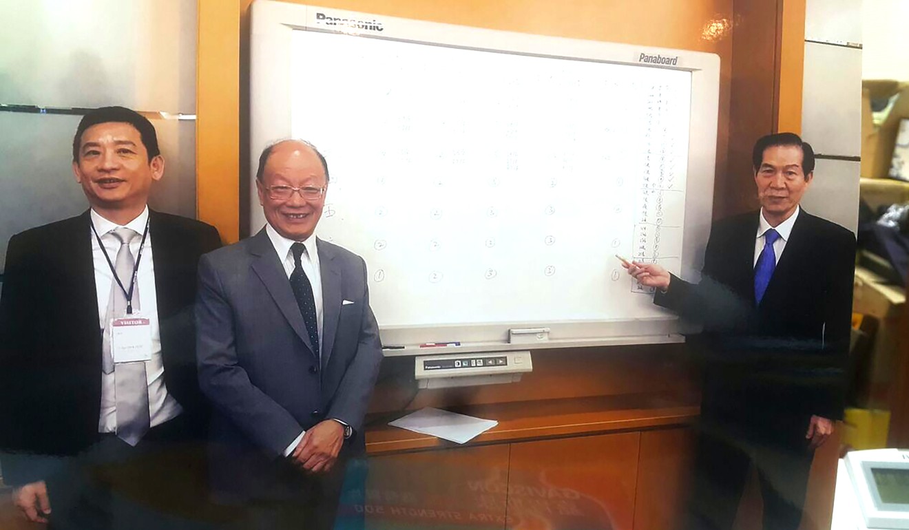Johnny Cheung (left) of Man Sun Property, with David Chan Ping-chi, (centre) chairman of ACME Group and Lo Man-tuen, founder of Wing Li Group, at the draw to divvy up the floors at The Center. Photo: Handout
