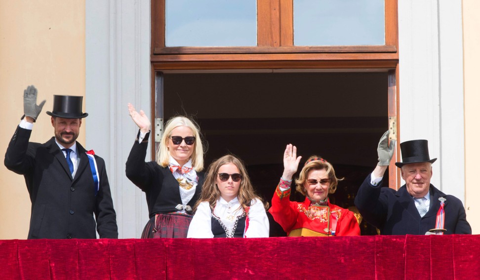 Crown prince Haakon, Crown princess Mette-Marit, Princess Ingrid Alexandra, Queen Sonja and King Harald wave during National Day celebrations at the Royal Palace in Oslo, on May 17, 2018. Photo: AFP