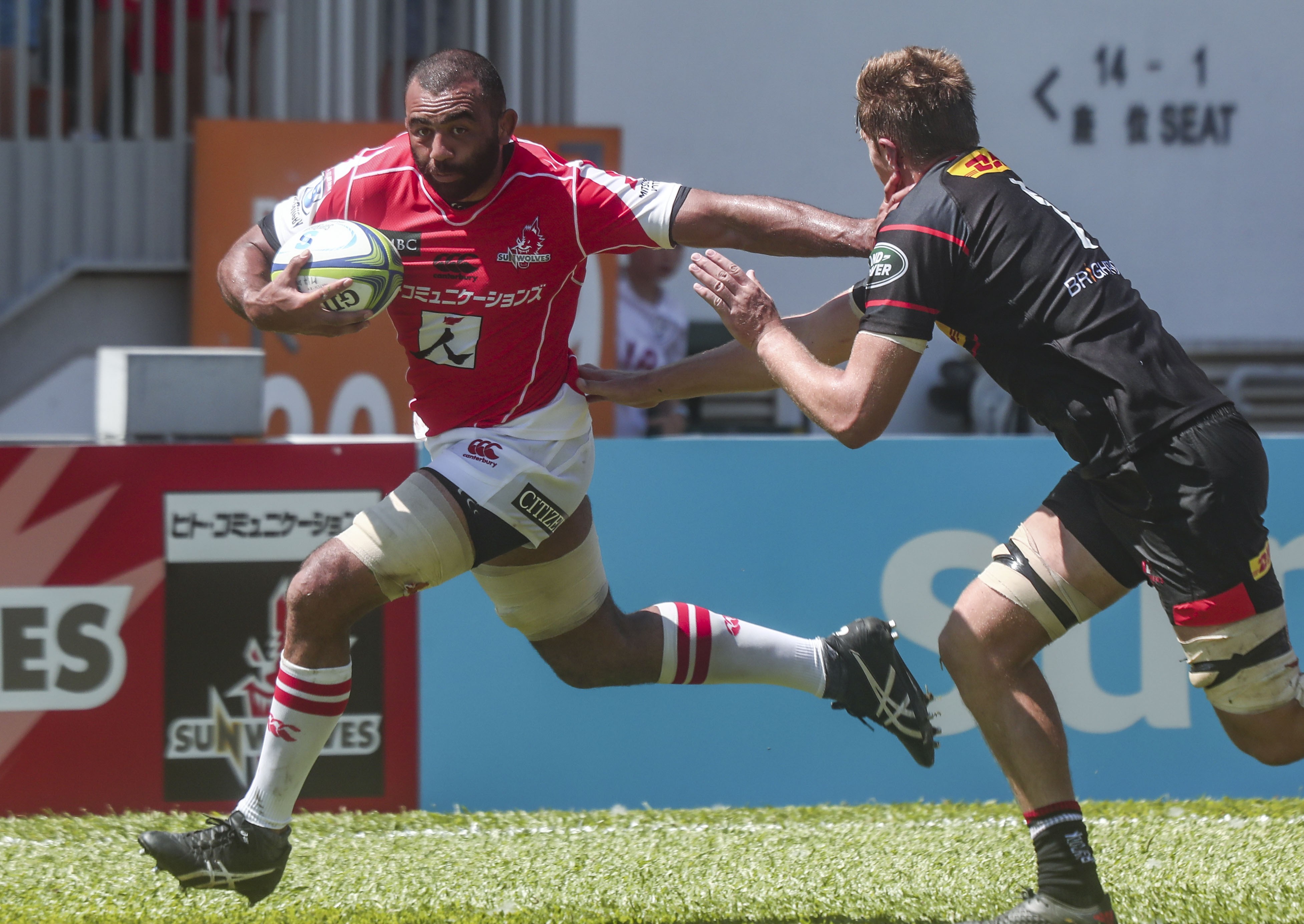 Michael Leitch surges forward for the Sunwolves in their victory over the Stormers in Hong Kong. Photos: Jonathan Wong