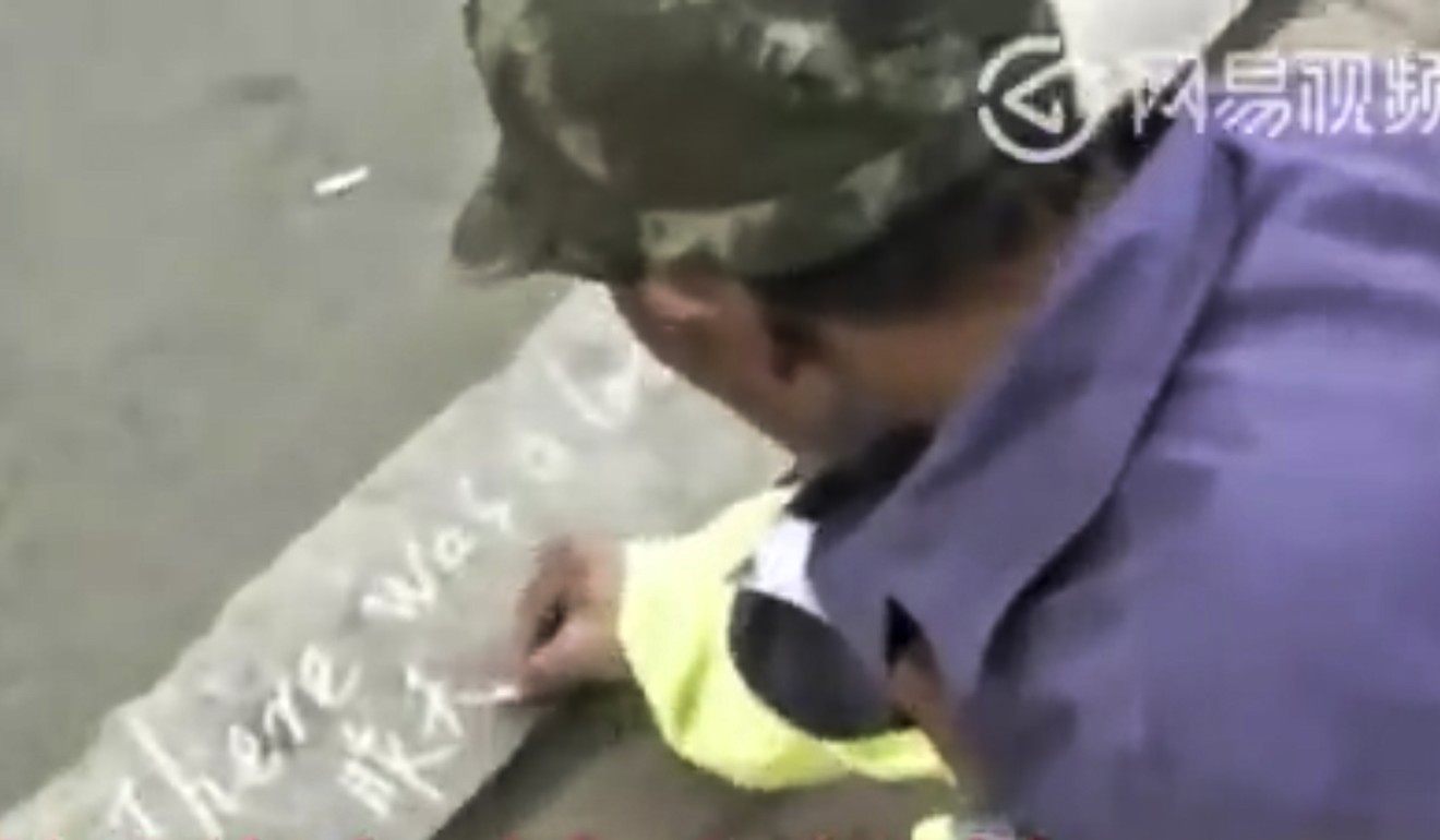Wang sometimes writes out English phrases with pieces of chalk he finds on the street. Photo: News.163.com