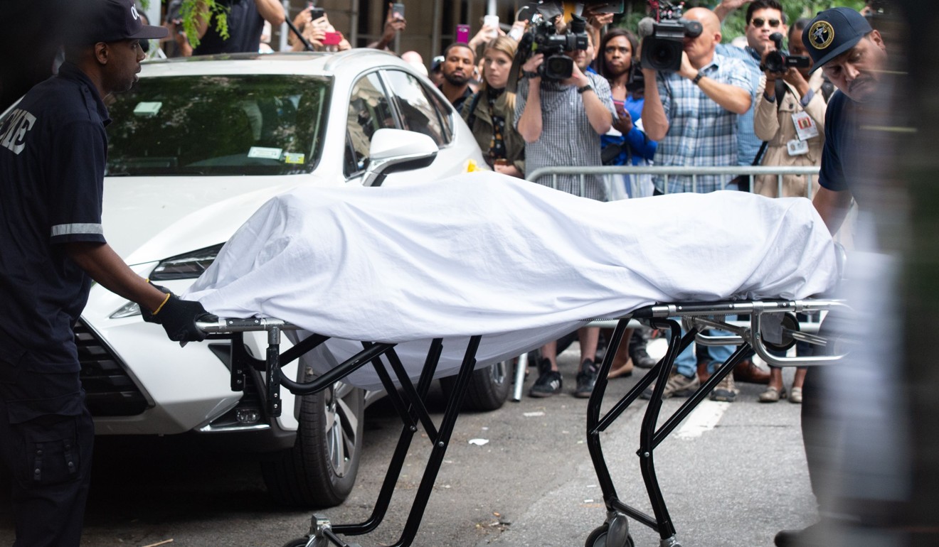 The body of fashion designer Kate Spade is removed by New York City Coroner's Office personnel after she was found dead at age 55 at her Park Avenue apartment on June 5, 2018. Photo: AFP