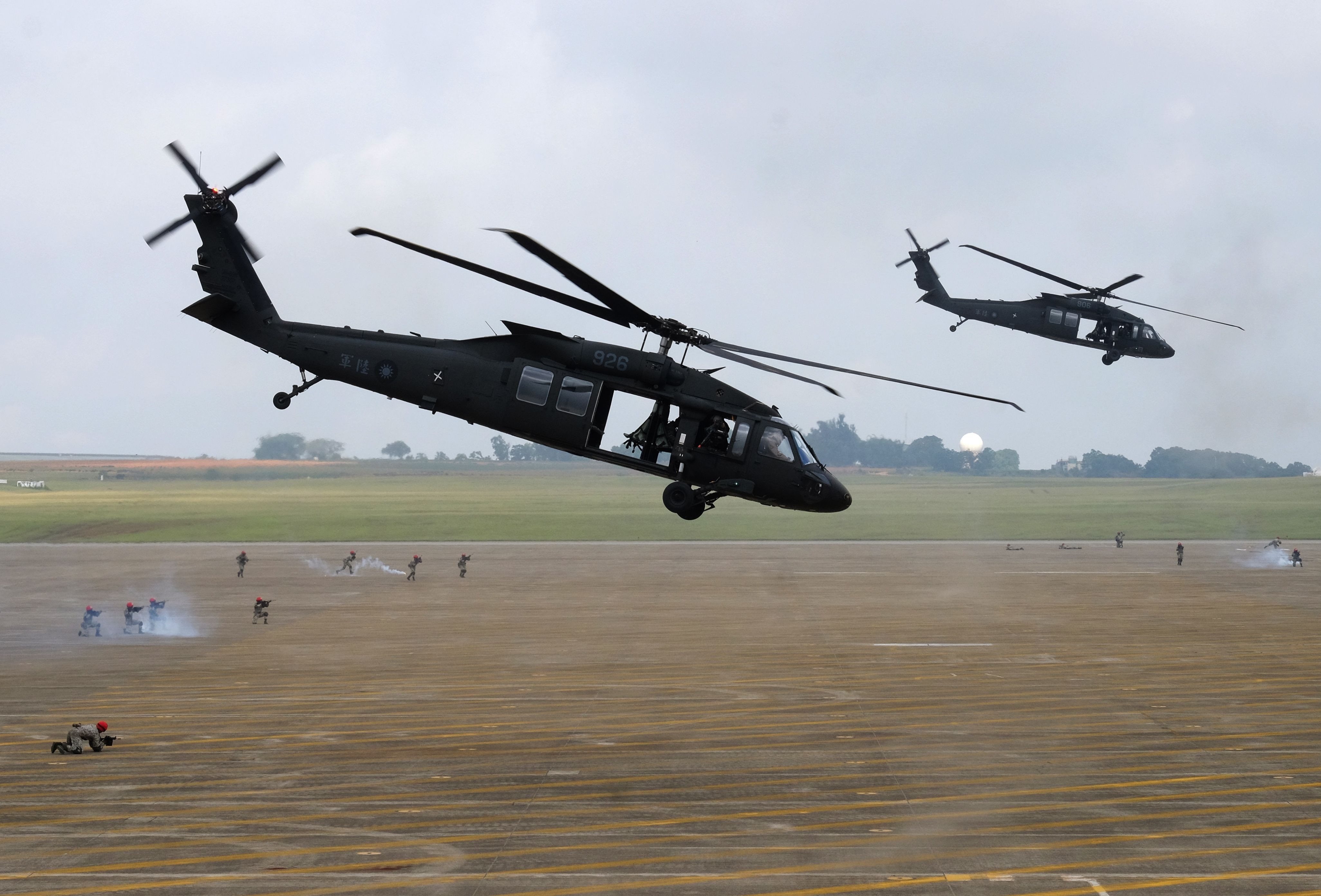 A pair of UH-60 Black Hawk helicopters take part in the Han Kuang military exercise at an air force base in Taichung, central Taiwan, on June 7. The annual drills simulating Chinese attacks are the largest since they were first held in 1984 and are a response to Beijing stepping up military and diplomatic pressure on the island amid growing tensions. Photo: AFP