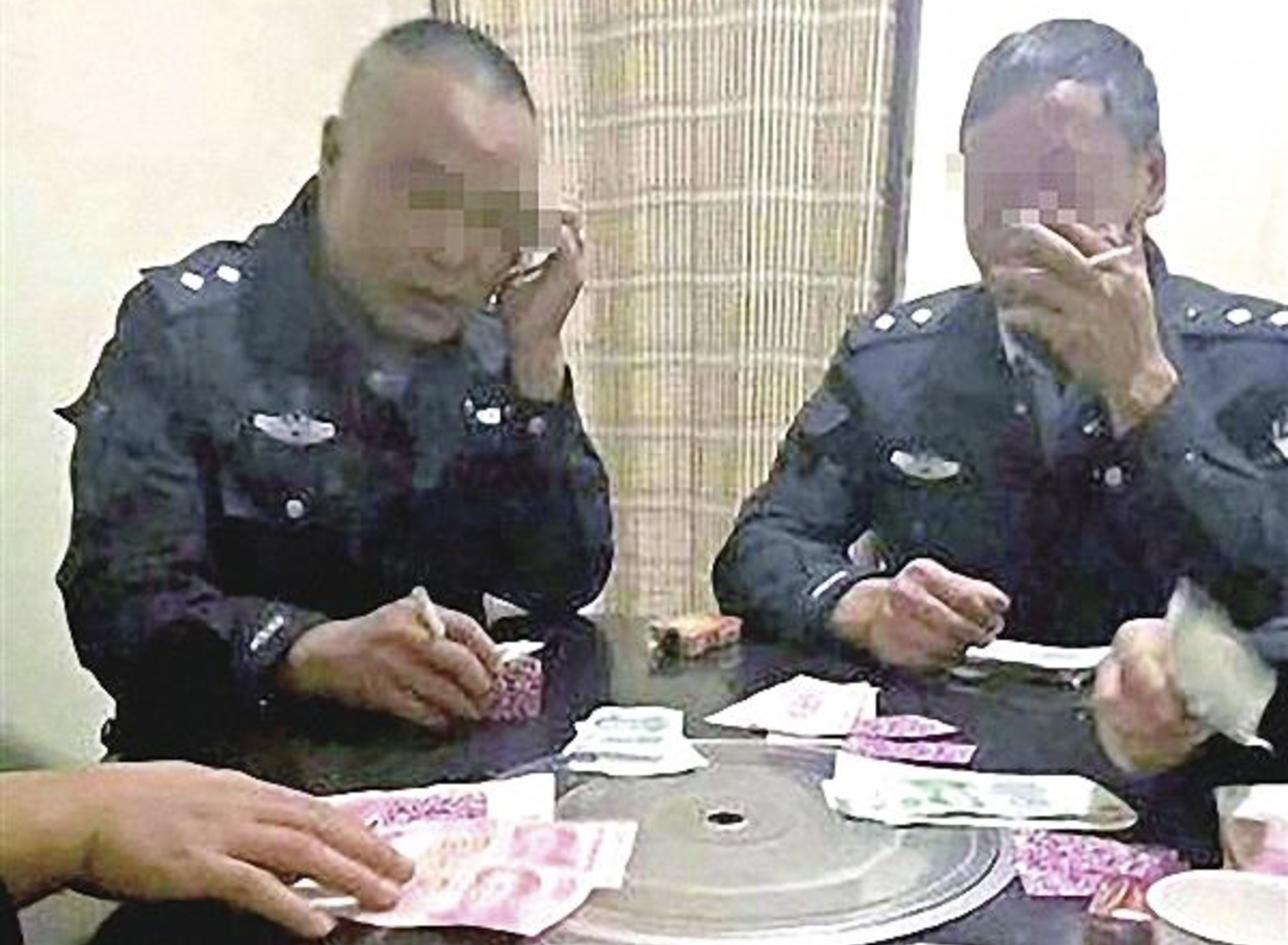Four uniformed urban inspectors were detained after footage of them gambling surfaced online. Photo: Thepaper.cn