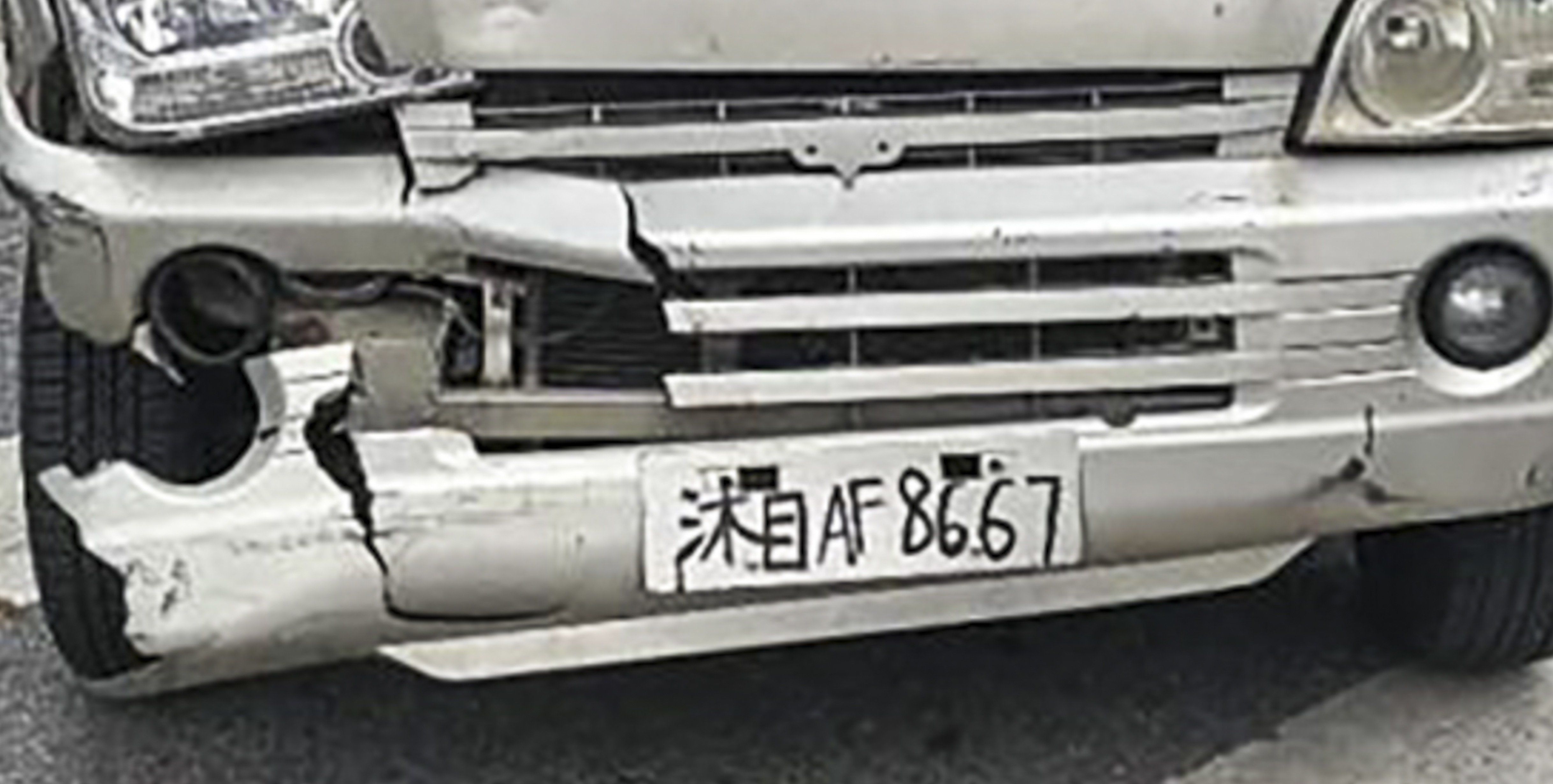 A Chinese motorist had his licence suspended for using a handwritten number plate on his van. Photo: Sohu.com
