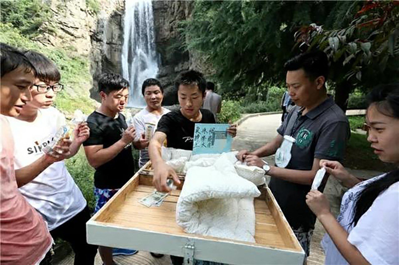 Impoverished Henan student Zhou selling his popsicles at Yuxi Gorge Scenic Spot. Photo: cztv.com